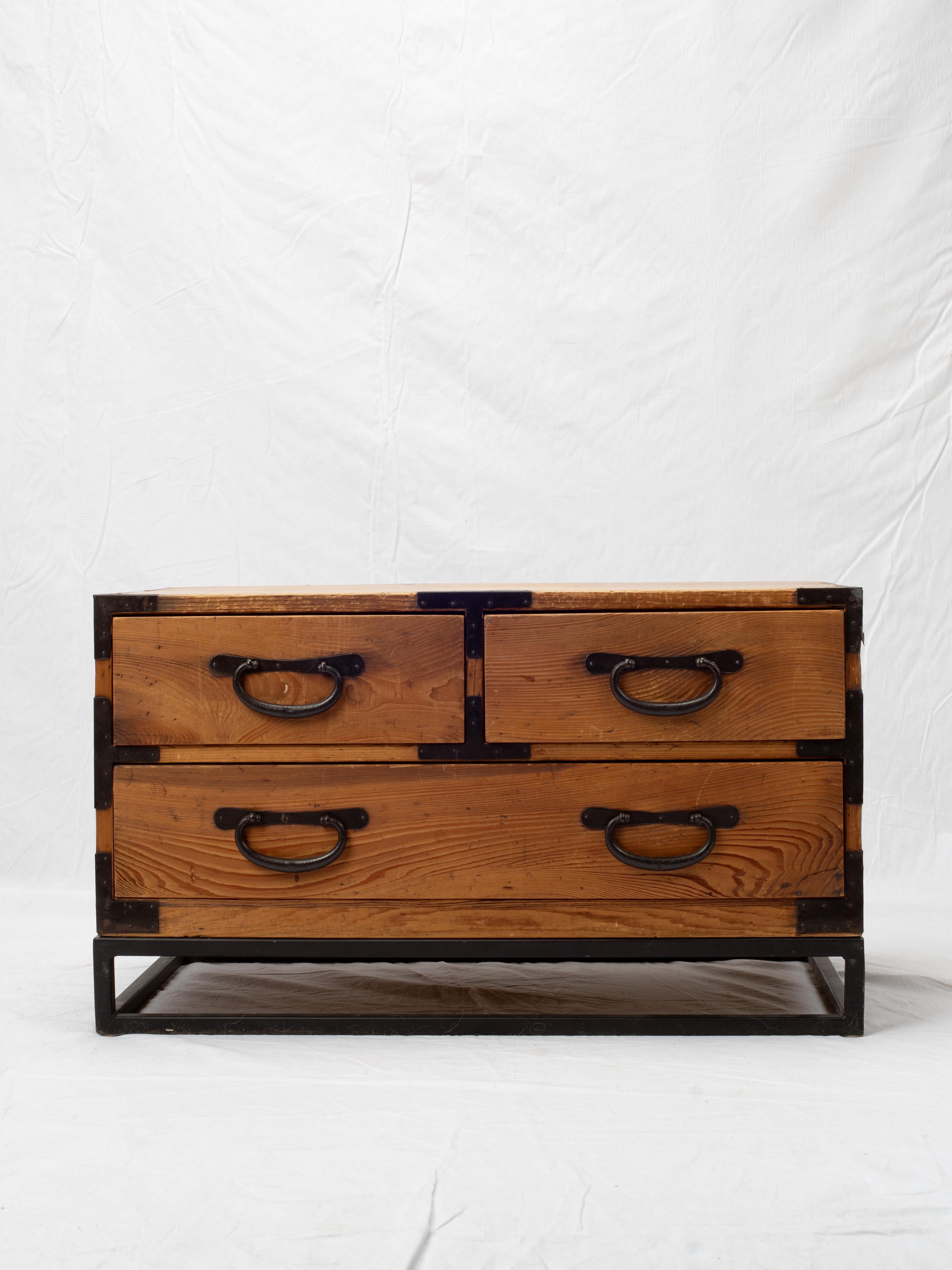Arcón para Ropa Tansu de la Era Meiji Japonesa del Siglo XIX Sobre Soporte de Hierro siglo XIX en venta