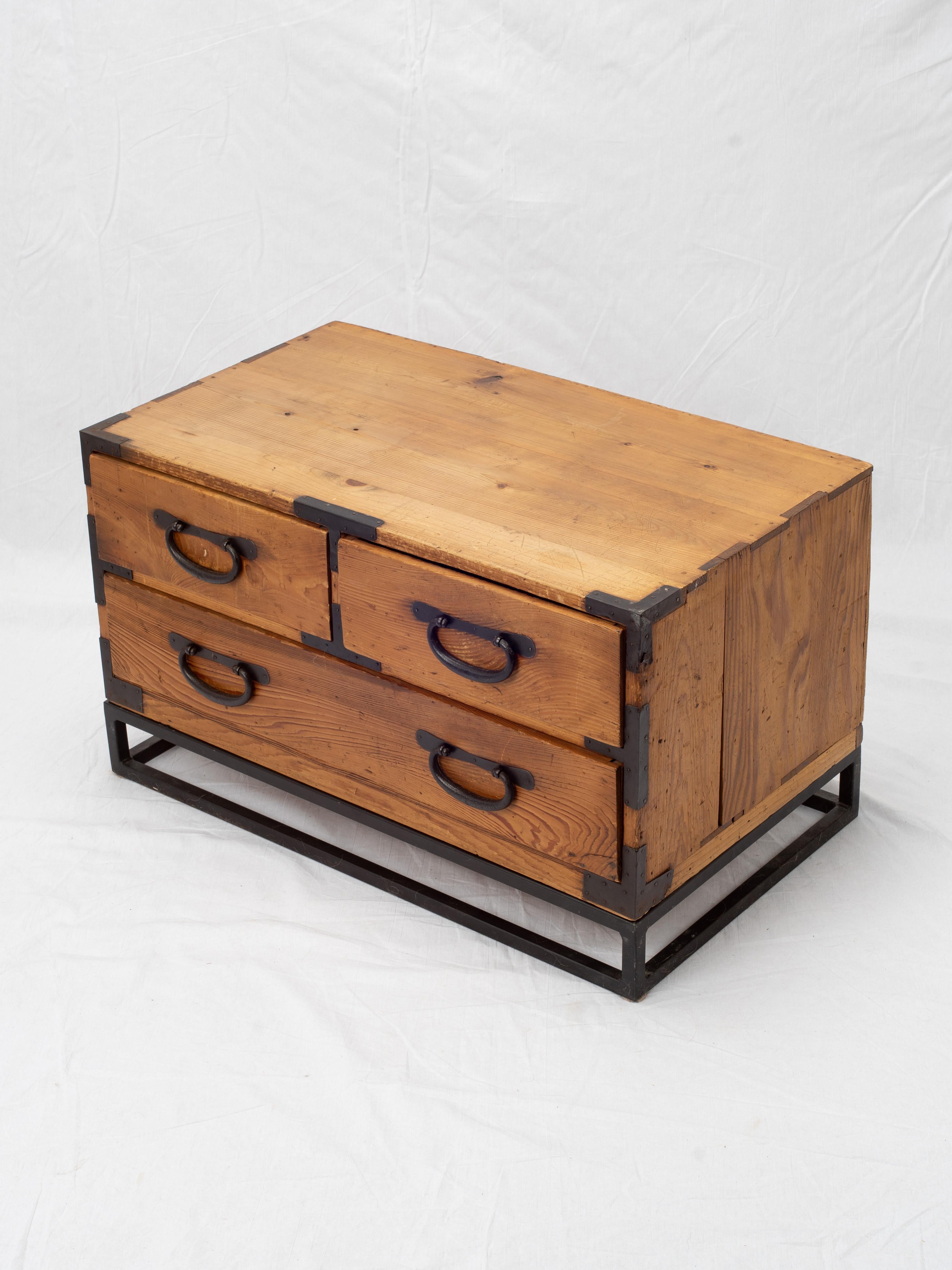 Arcón para Ropa Tansu de la Era Meiji Japonesa del Siglo XIX Sobre Soporte de Hierro en venta 2