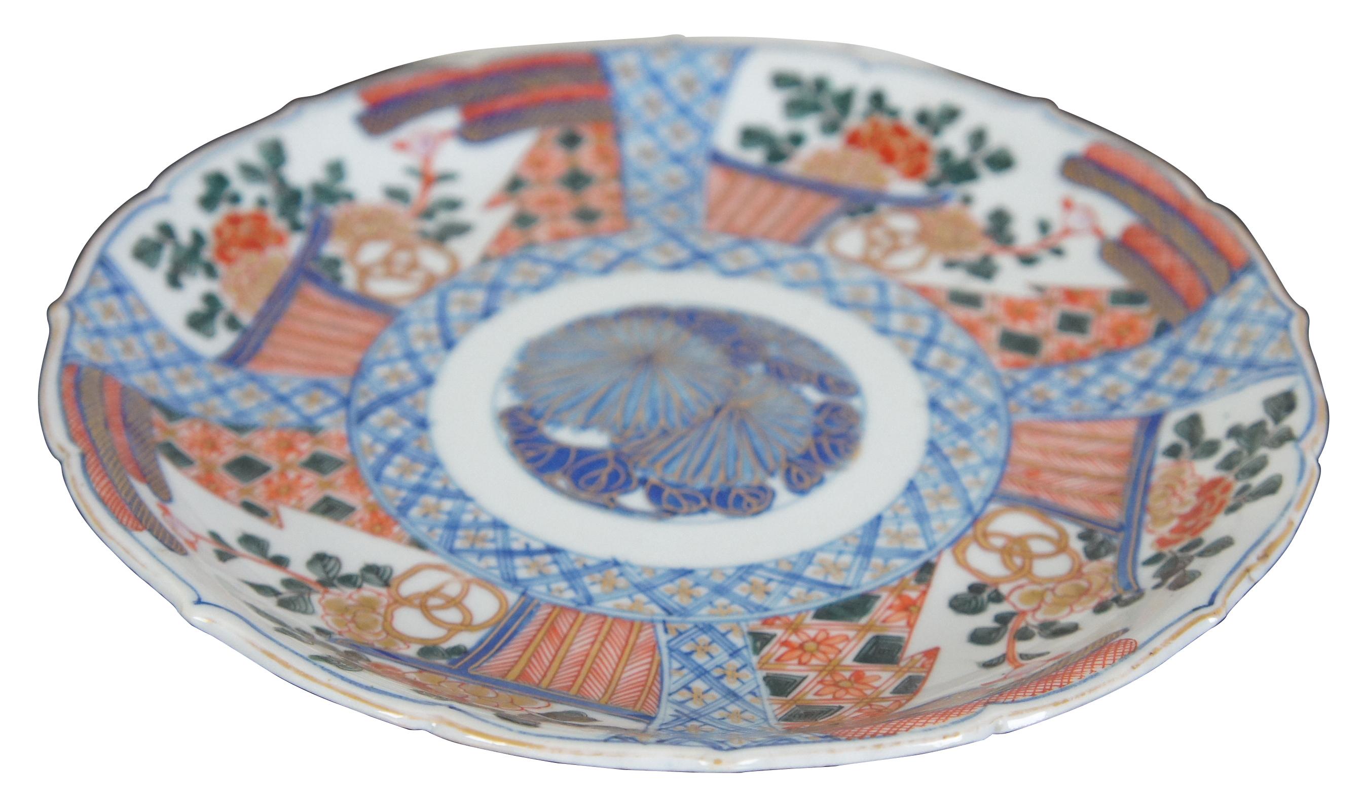 19th Century Japanese Meiji Imari Porcelain Painted Charger Scalloped Trim Plate In Good Condition In Dayton, OH