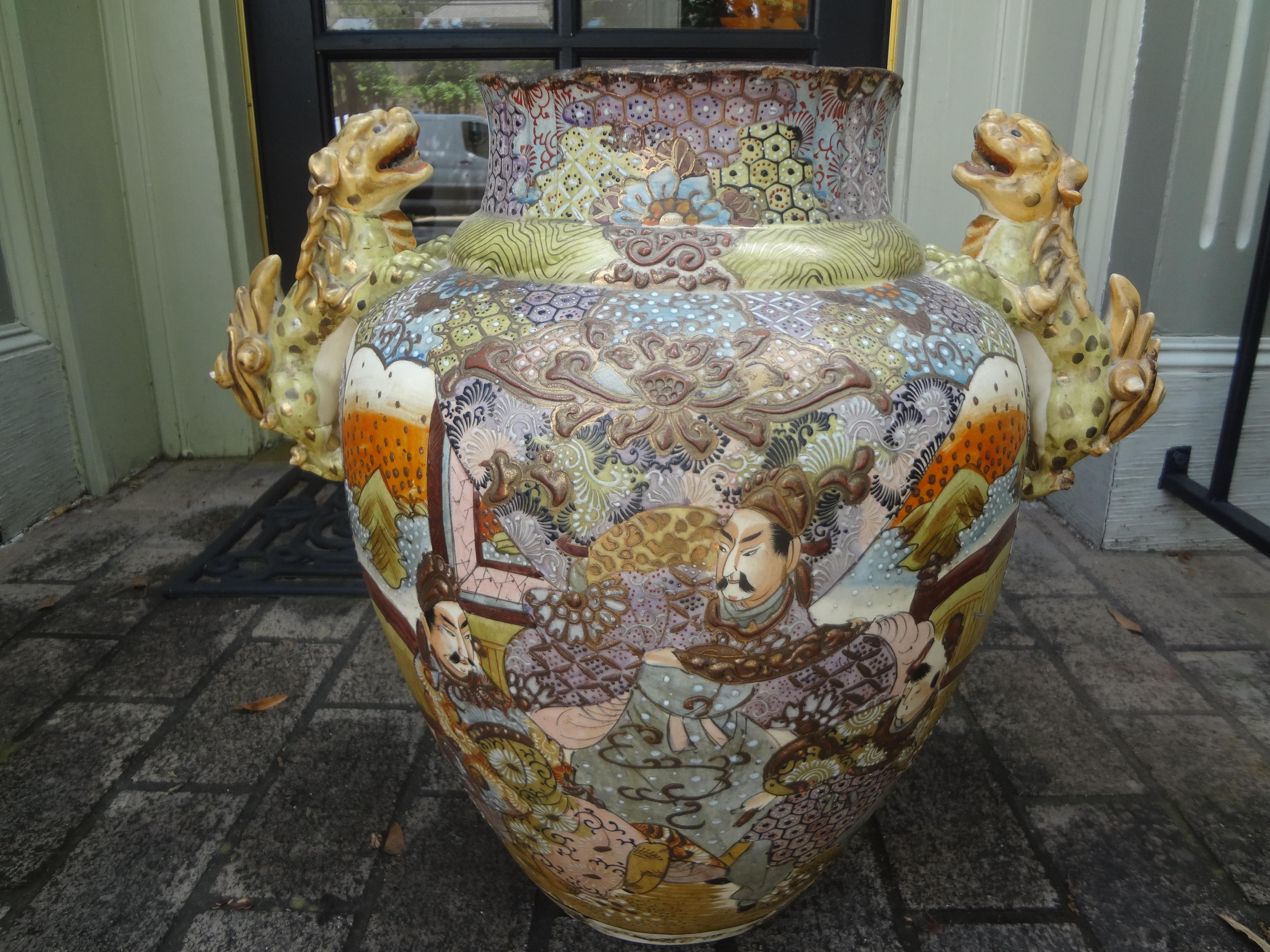 19th Century Japanese Meiji Palace Urn with Foo Dog Handles For Sale 8