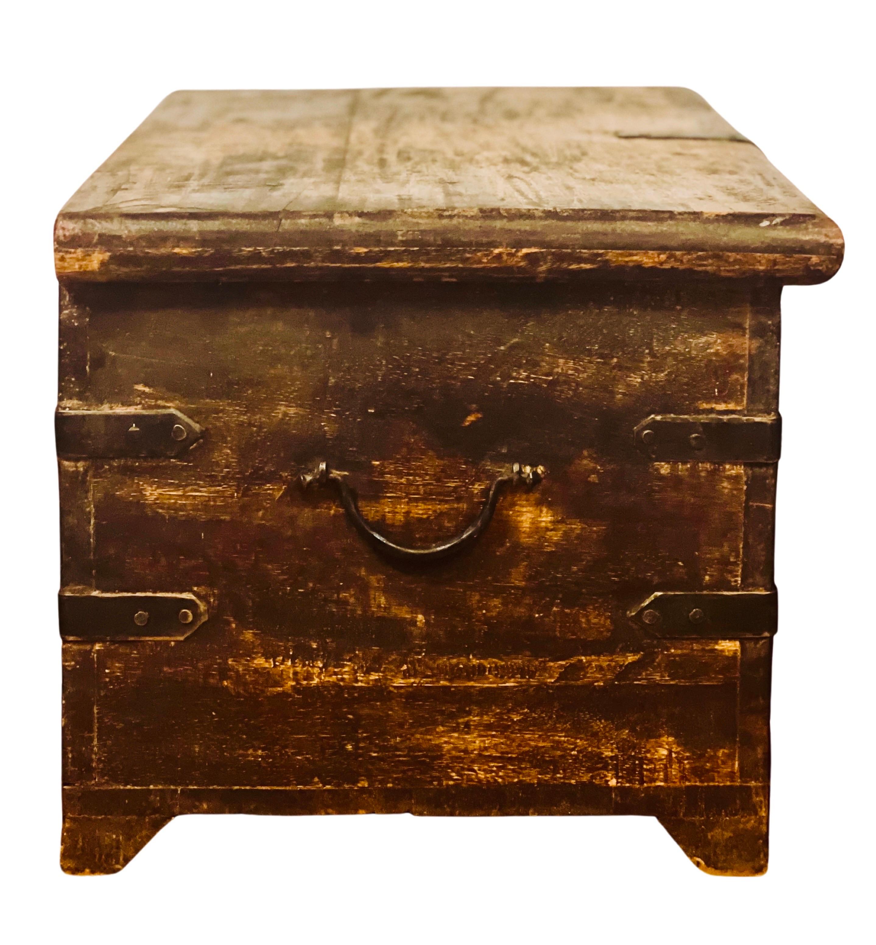 Ferro 19th Century Japanese Meiji Period Elmwood Chest with Iron Hardware in vendita