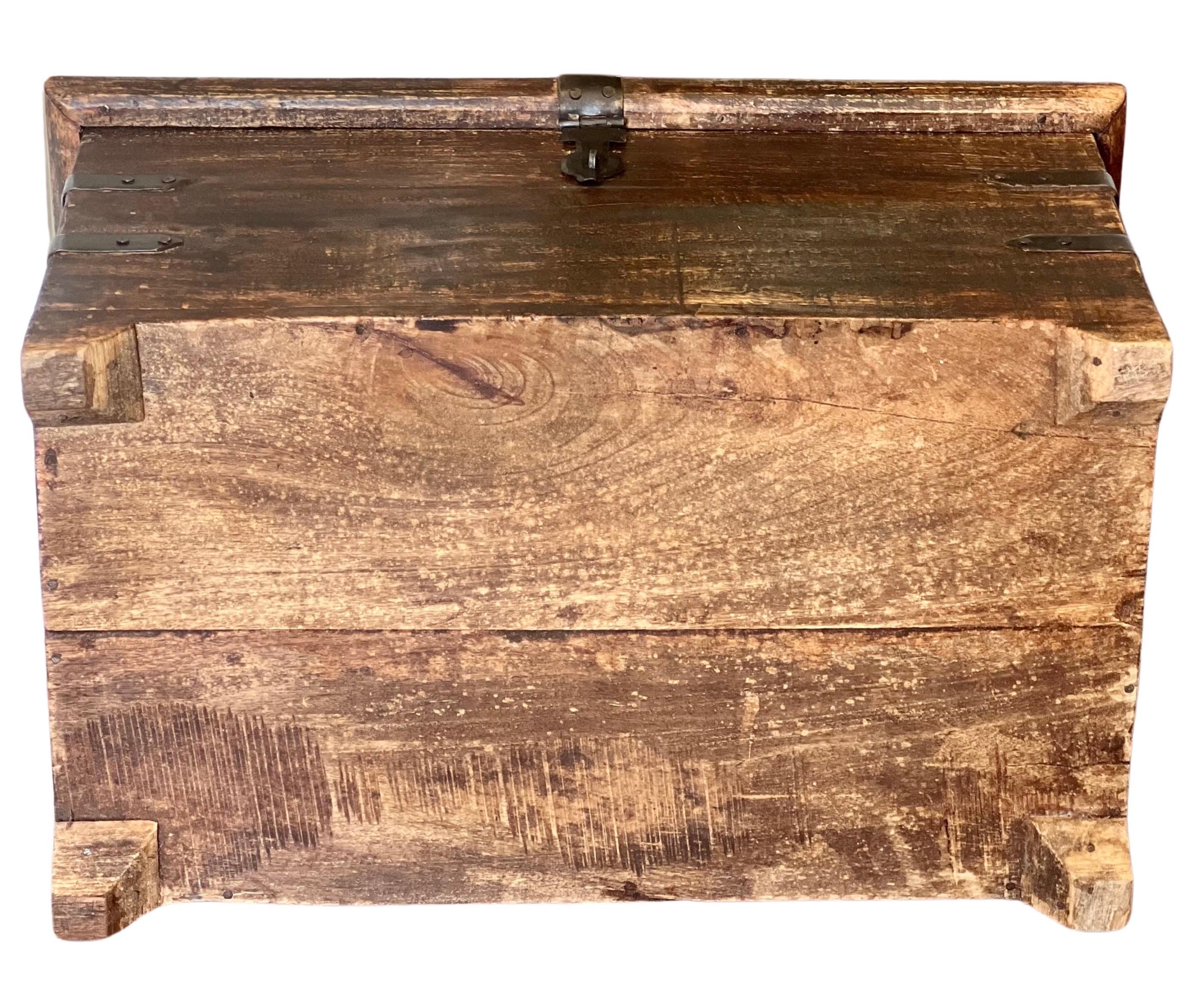 19th Century Japanese Meiji Period Elmwood Chest with Iron Hardware in vendita 1