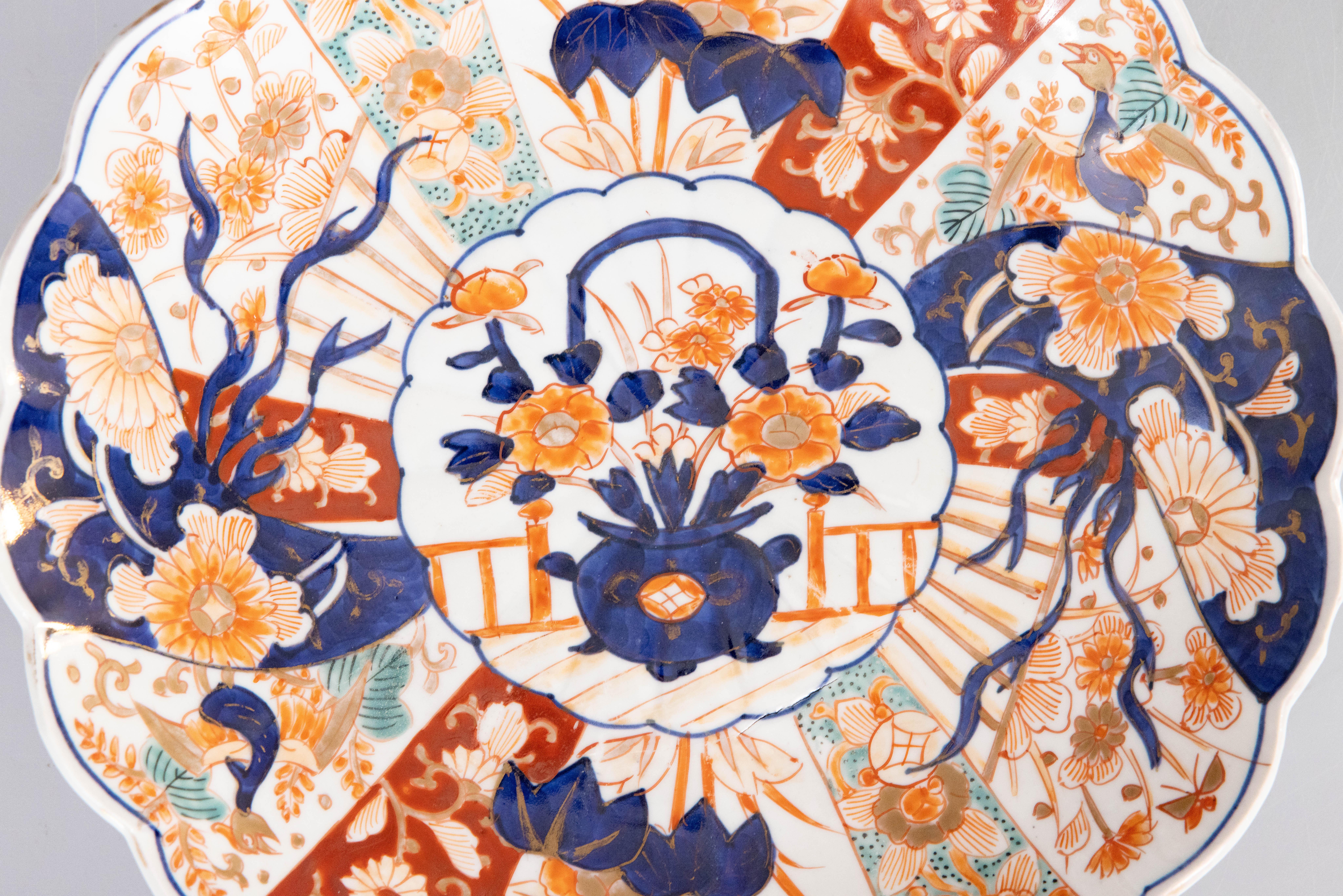 Ein wunderschönes japanisches Imari-Porzellan-Ladegerät aus der Meiji-Periode des 19. Jahrhunderts mit einem handgemalten Blumenmuster in den traditionellen Imari-Farben und atemberaubenden türkisfarbenen Akzenten. Dieser feine, große Teller hat