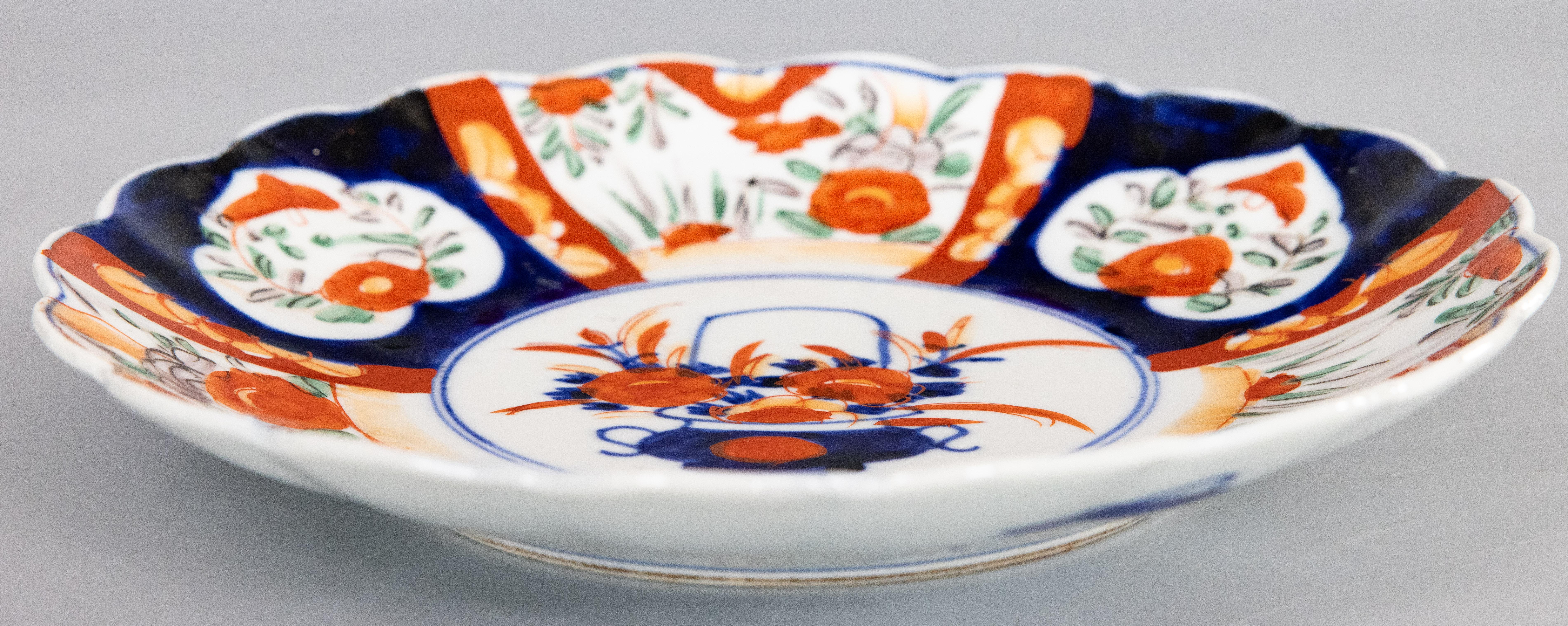 Hand-Painted 19th Century Japanese Meiji Period Imari Scalloped Charger Plate For Sale