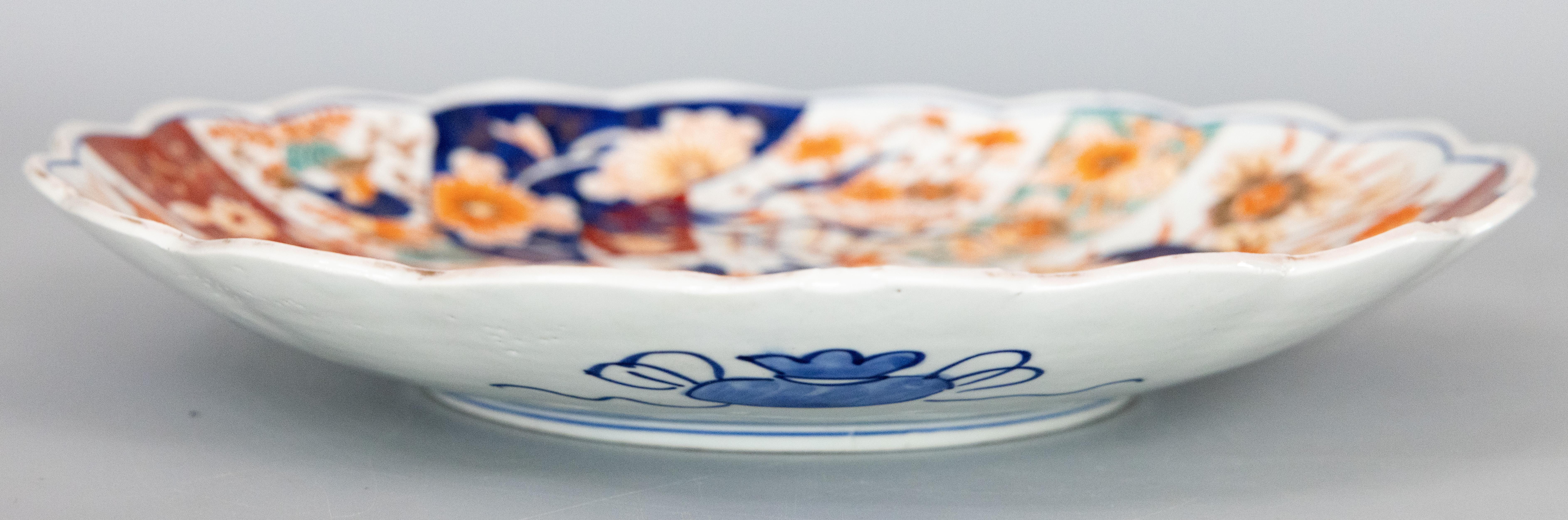 Hand-Painted 19th Century Japanese Meiji Period Imari Scalloped Charger Plate For Sale