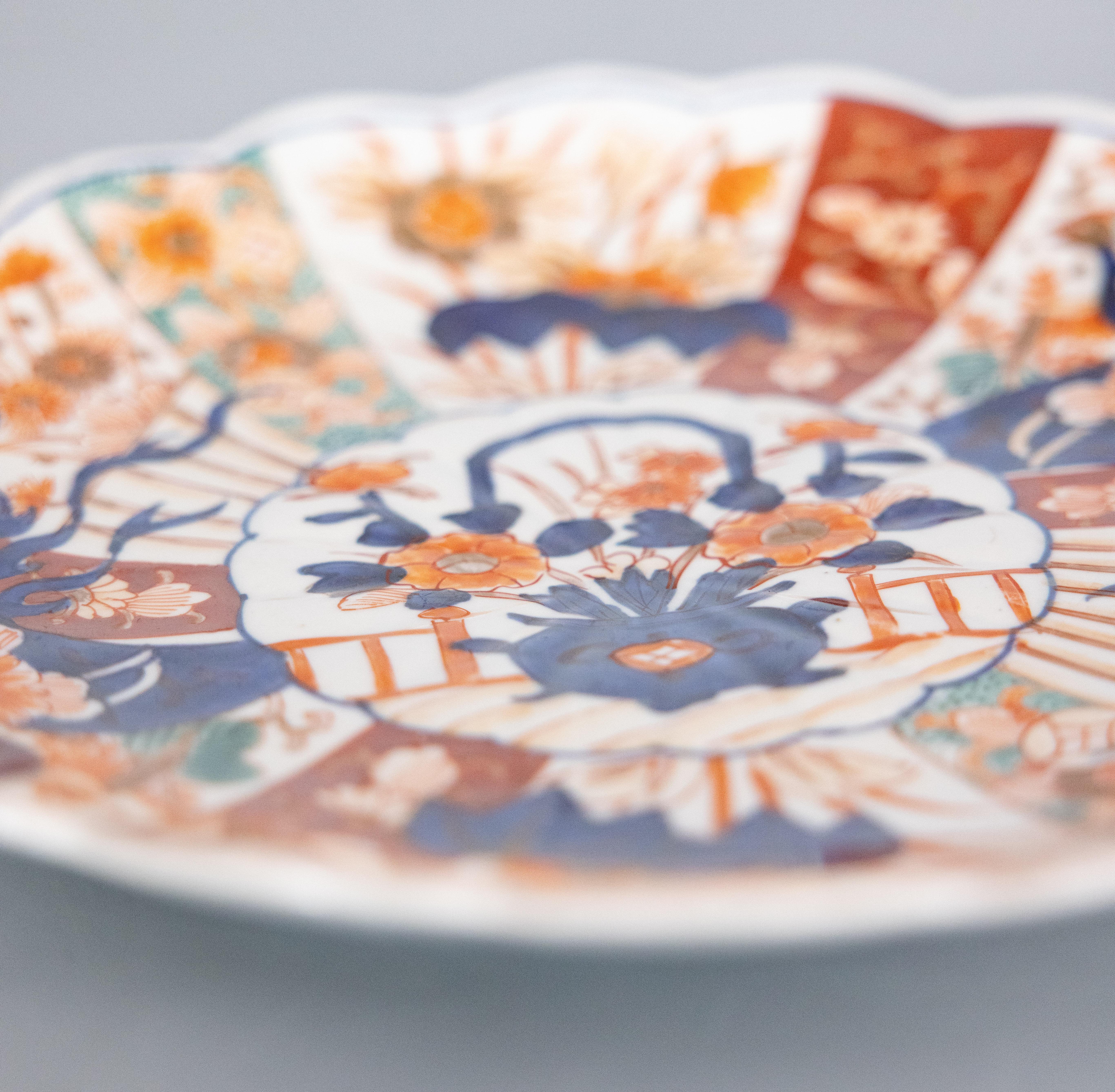 19th Century Japanese Meiji Period Imari Scalloped Charger Plate In Good Condition For Sale In Pearland, TX