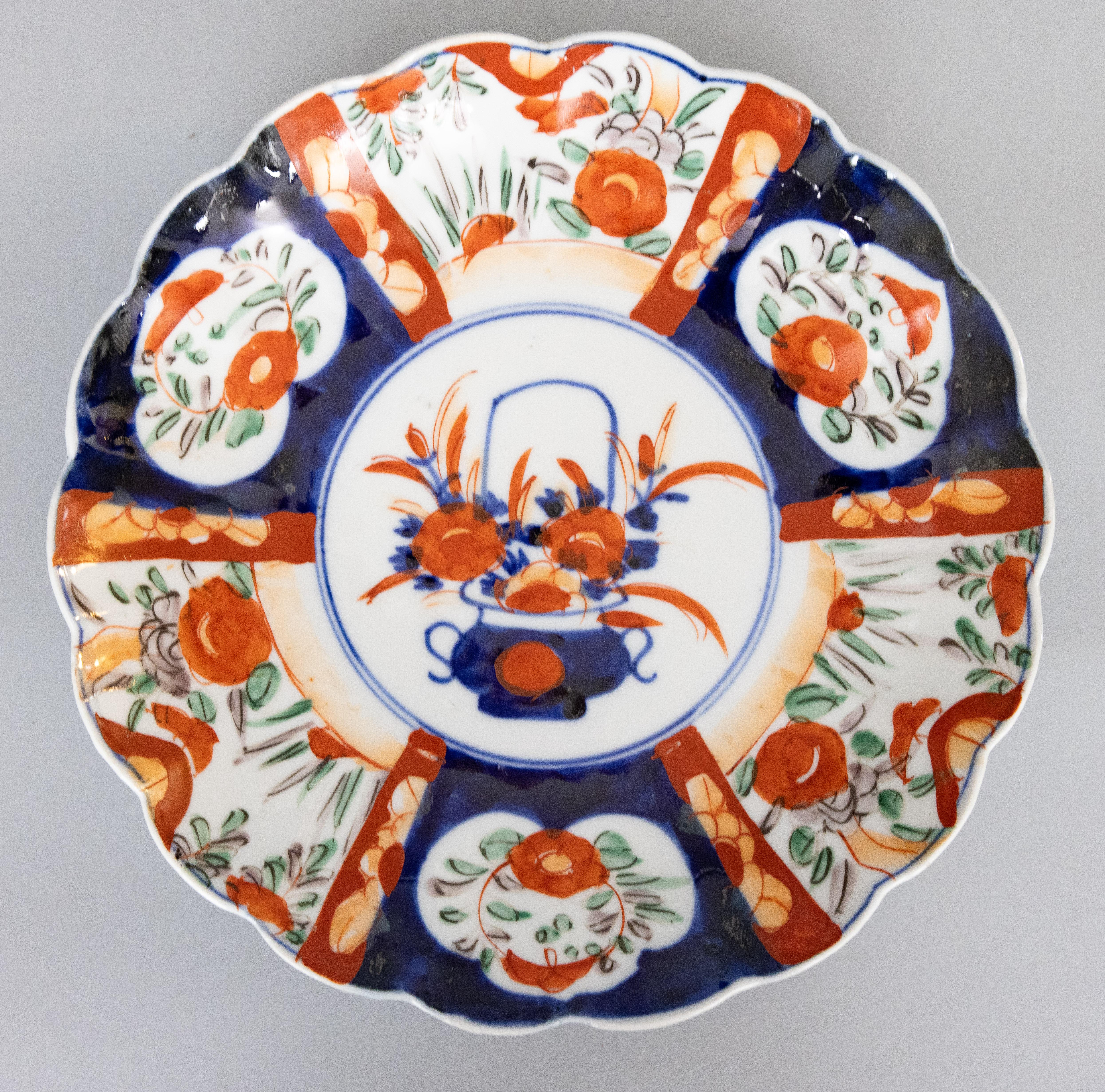 Japanischer Meiji-Zeitalter Imari-Teller mit Wellenschliff aus dem 19. (19. Jahrhundert) im Angebot