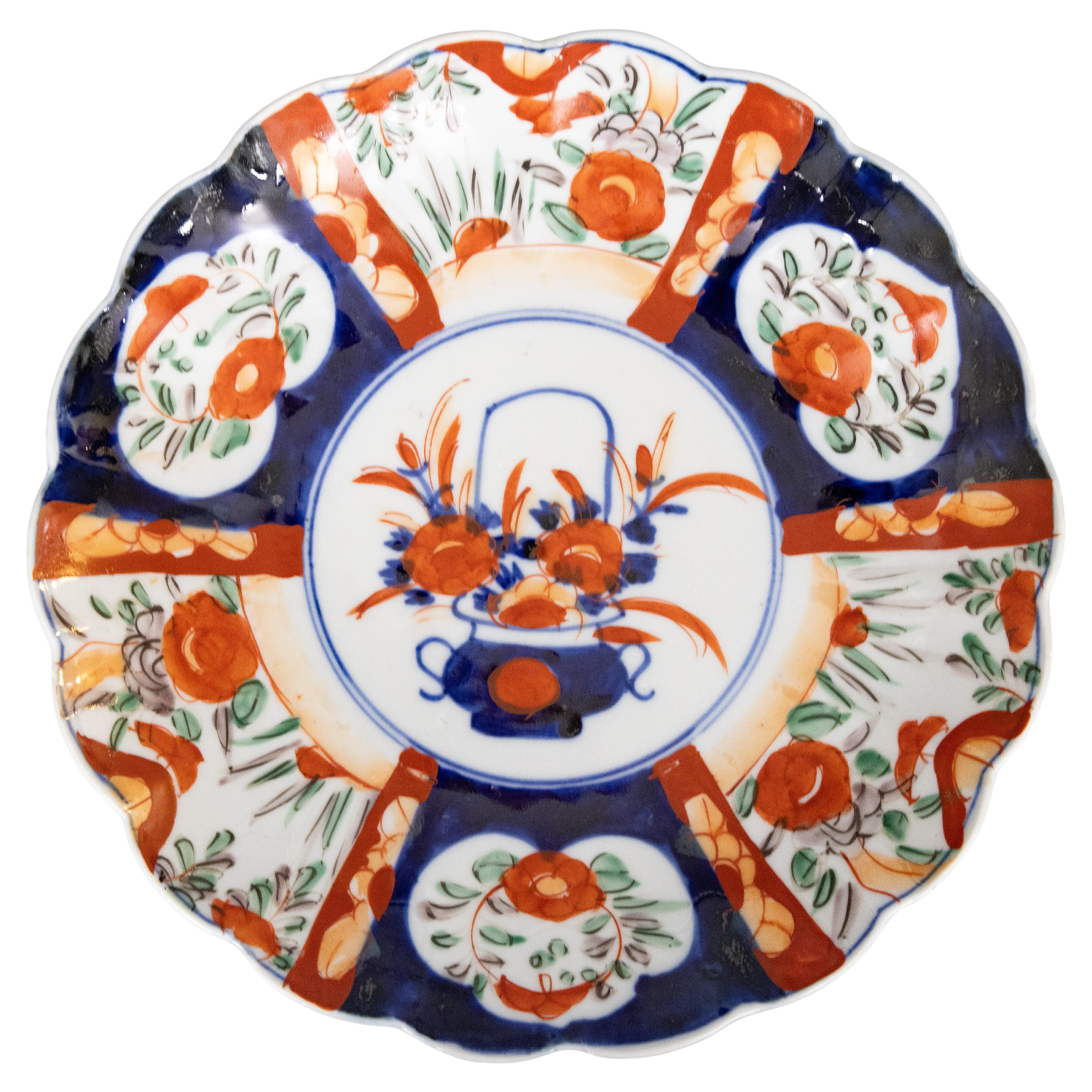 Japanischer Meiji-Zeitalter Imari-Teller mit Wellenschliff aus dem 19.