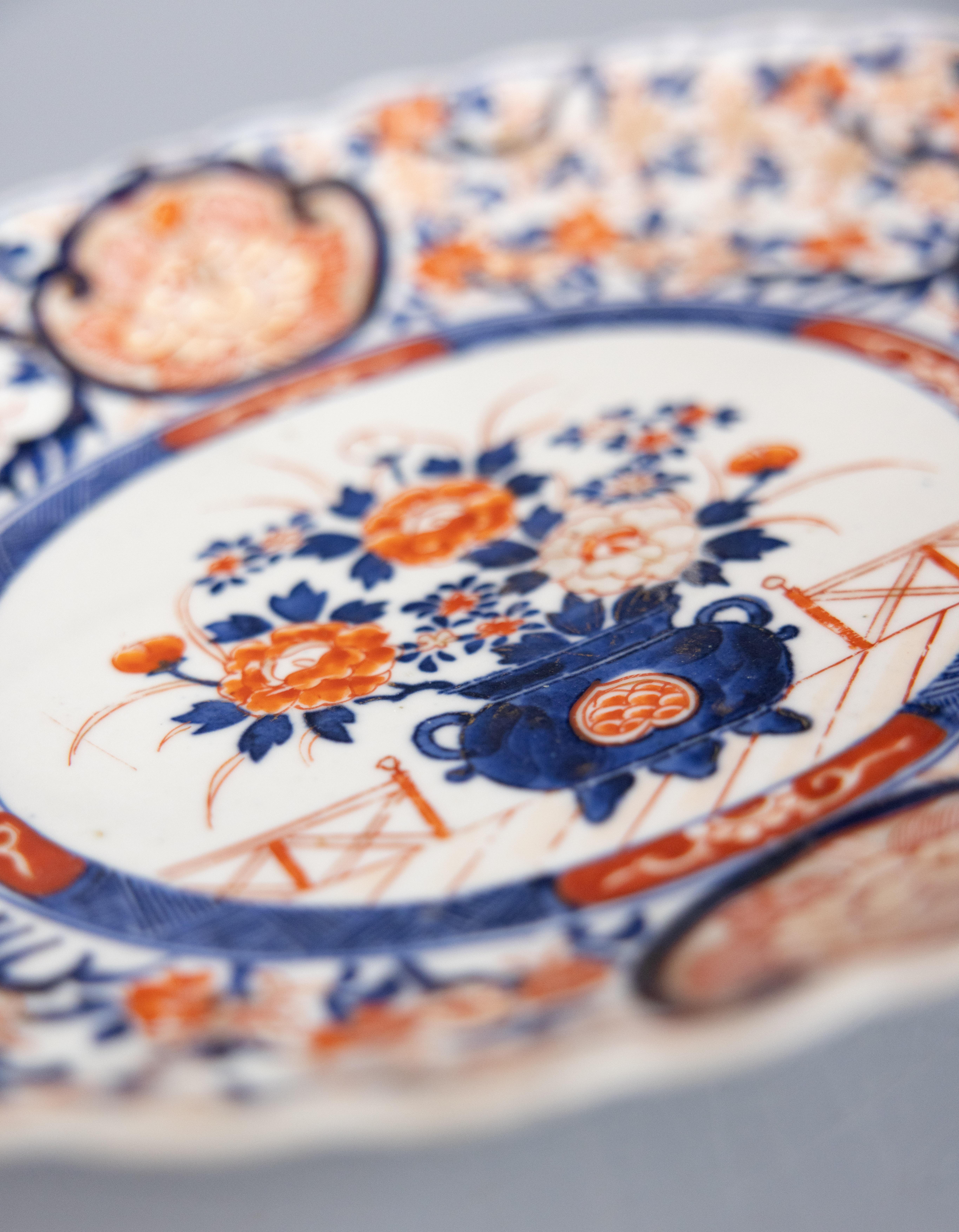 XIXe siècle 19e siècle Japonais Période Meiji Imari Plat de service ovale festonné et fleuri en vente