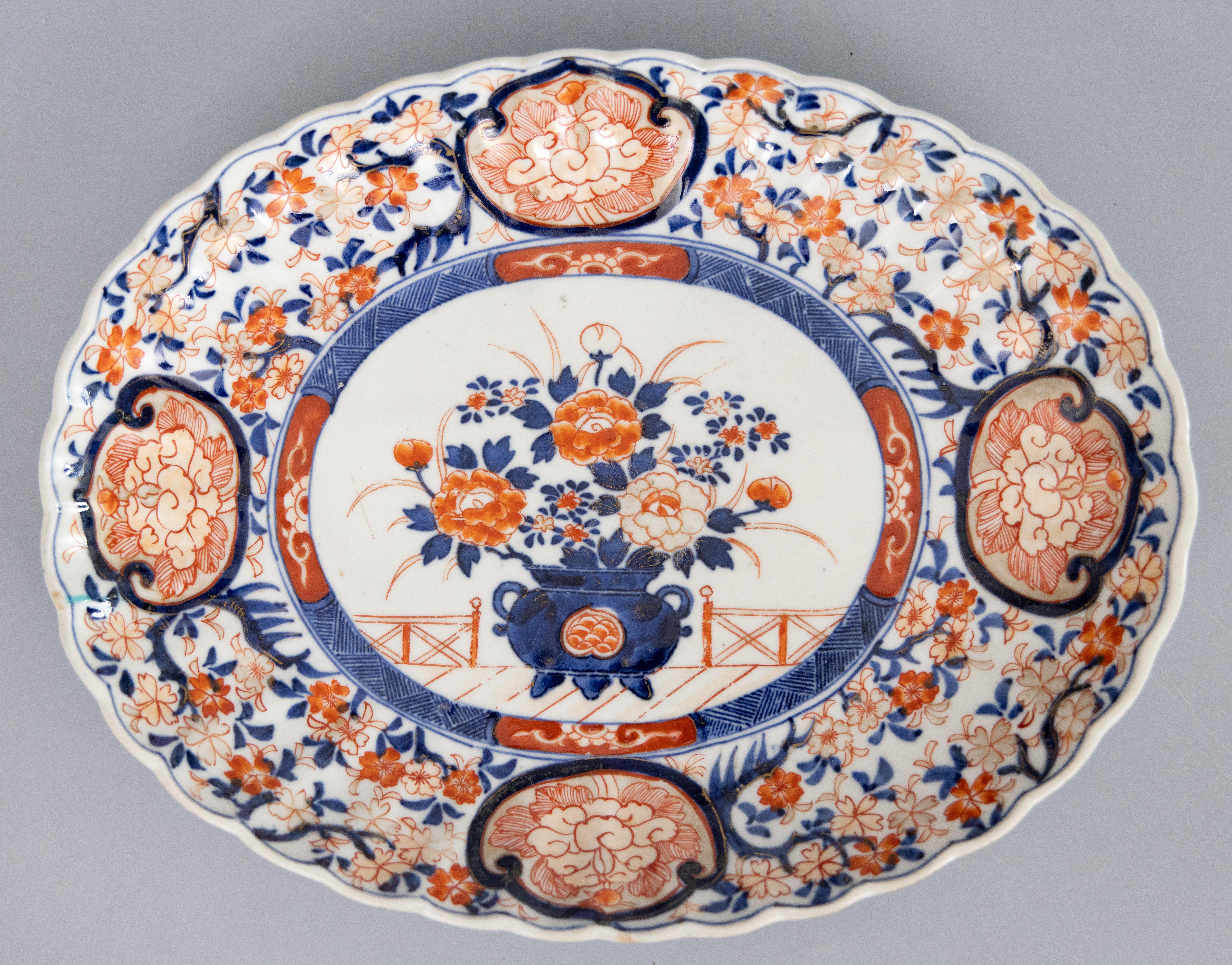 19e siècle Japonais Période Meiji Imari Plat de service ovale festonné et fleuri en vente 1