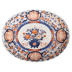 Plato Cargador Ovalado Floral Festoneado Imari del Periodo Meiji Japonés del Siglo XIX