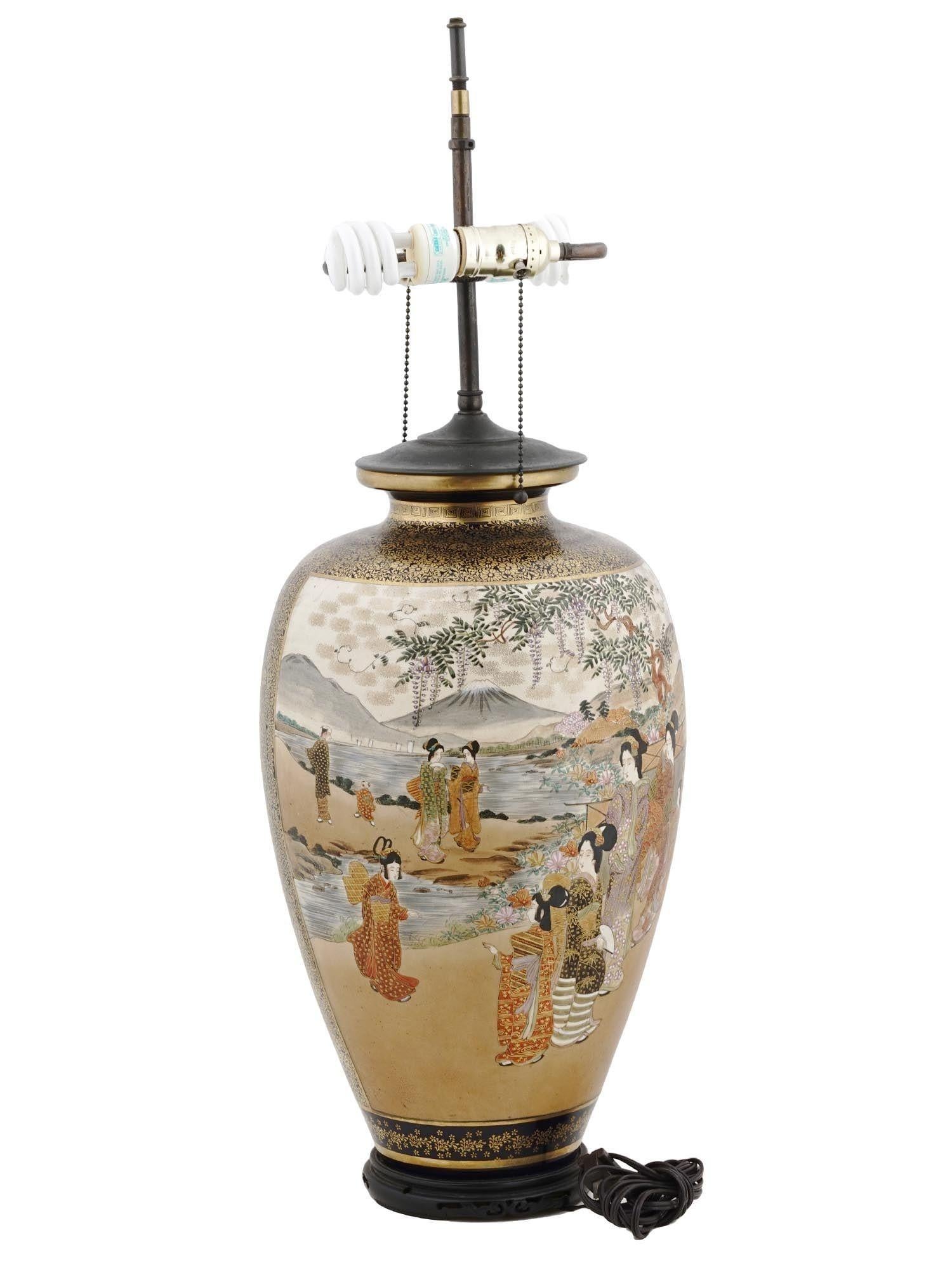 Große antike japanische Satsuma-Vase aus der Meiji-Zeit als Tischlampe mit zwei Steckdosen, Kabel und Stecker, montiert auf einem ebonisierten Holzständer.  