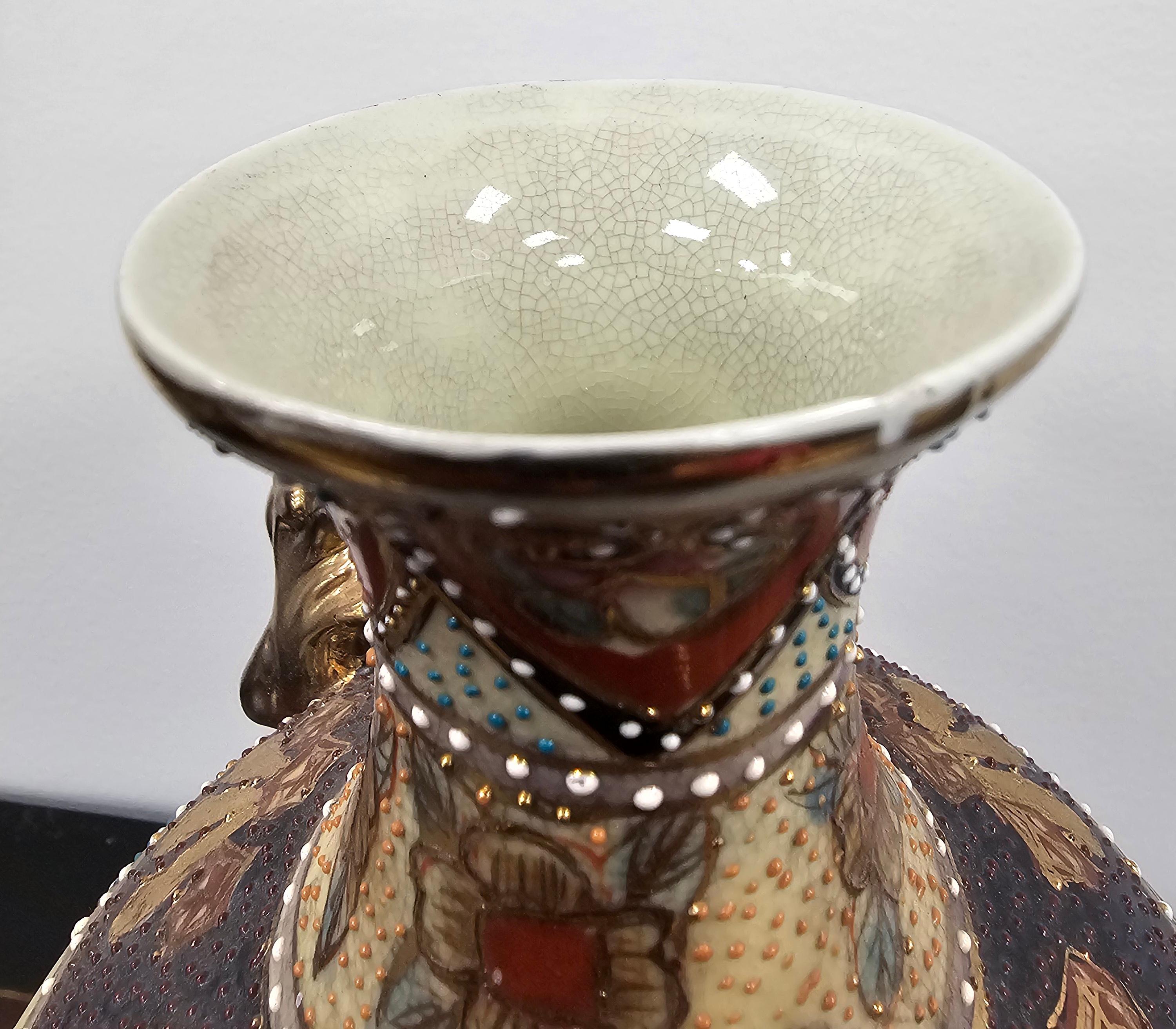 Vase en porcelaine émaillée Meiji Satsuna du XIXe siècle en vente 4