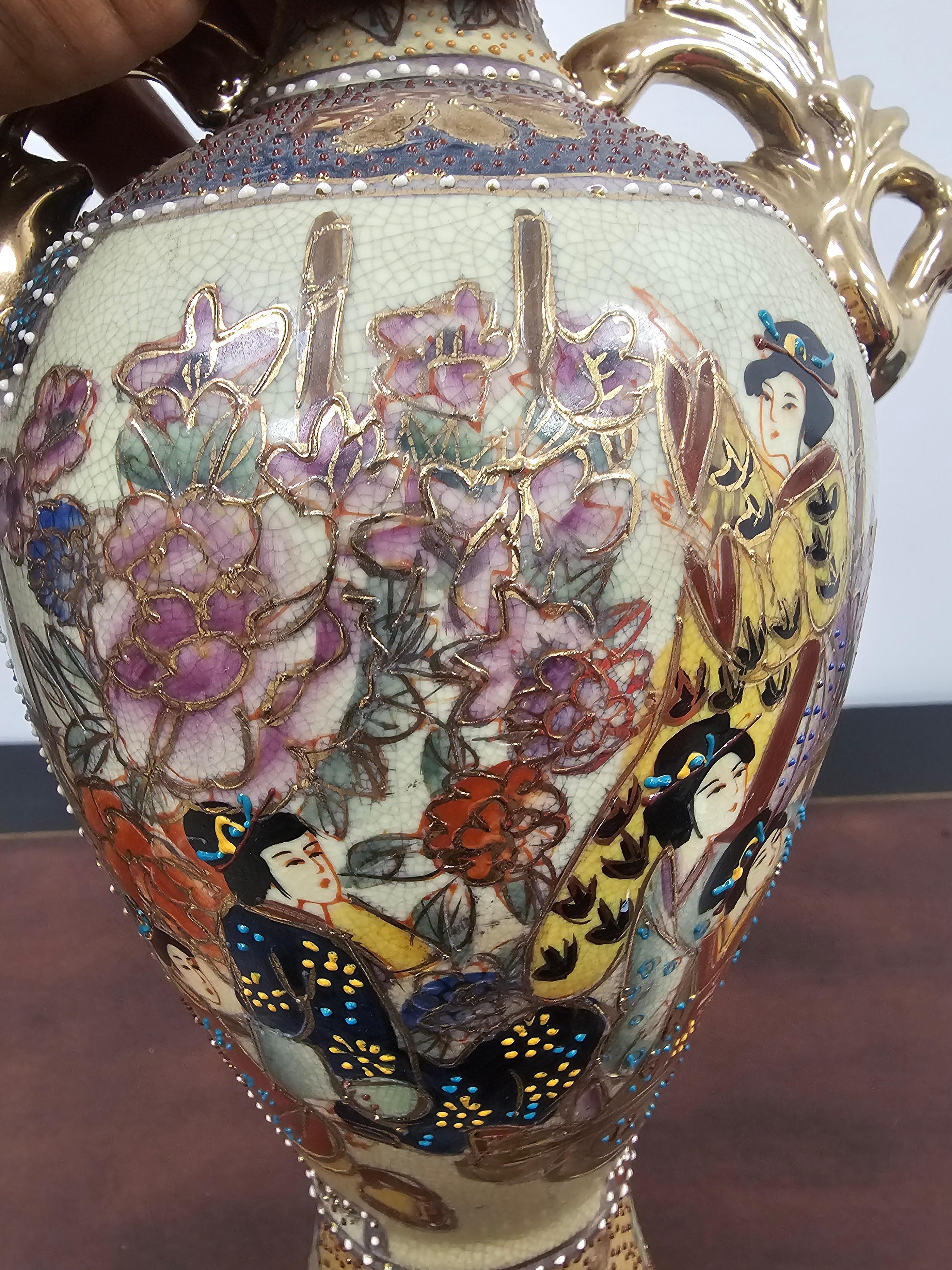 Vase en porcelaine émaillée Meiji Satsuna du XIXe siècle en vente 5