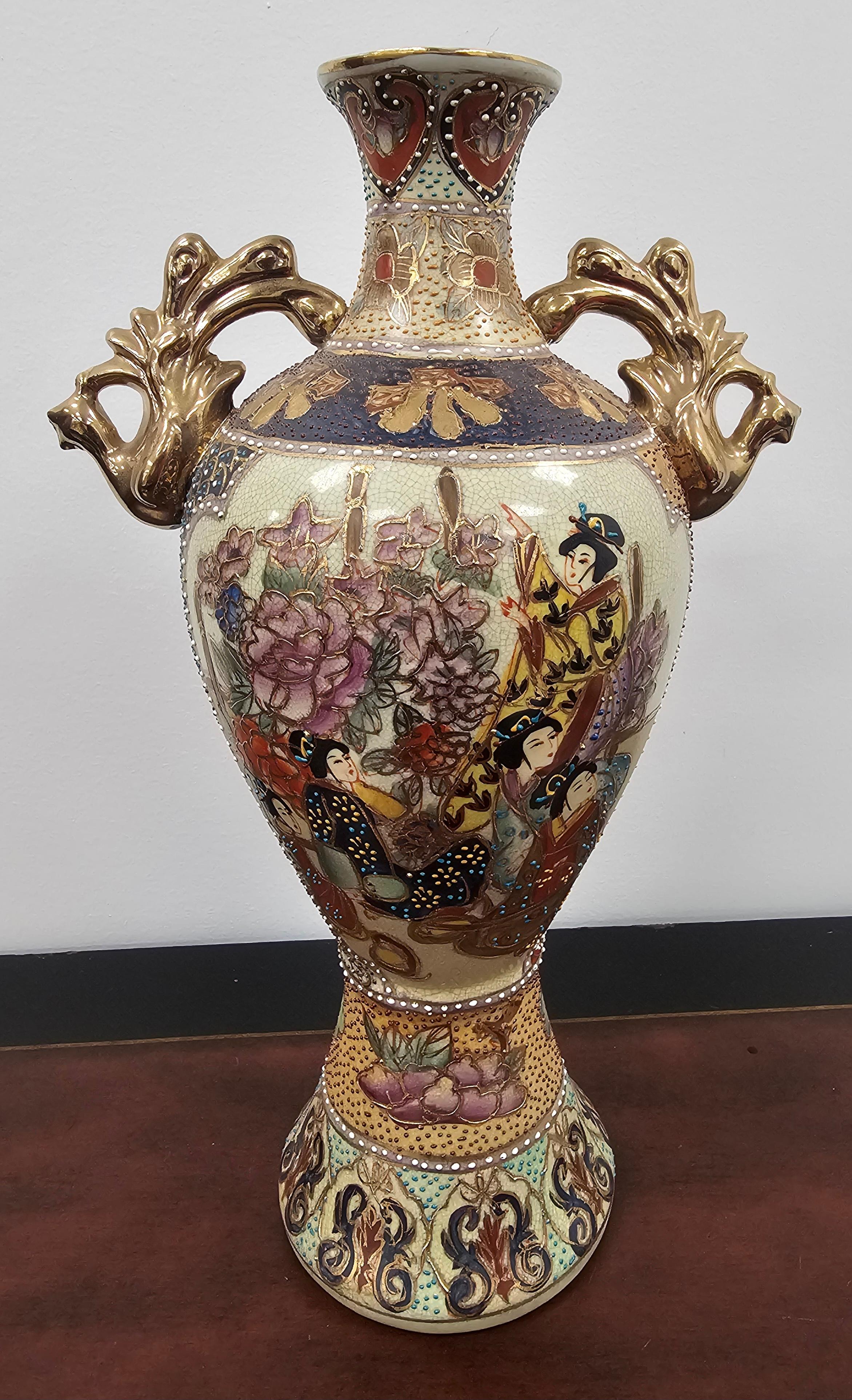 Vase en porcelaine émaillée Meiji Satsuna du XIXe siècle. 
 Mesure 8