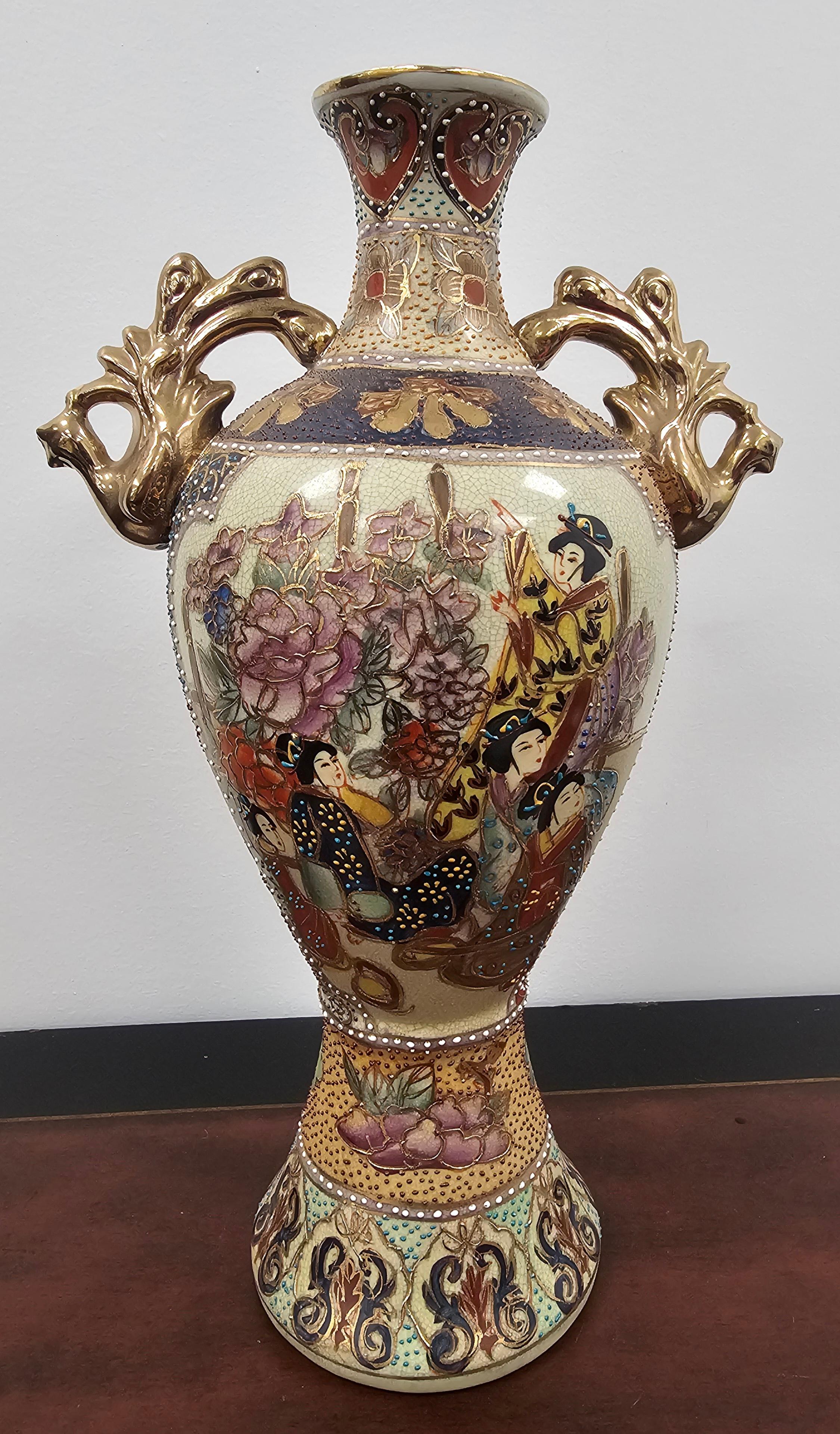 Américain Vase en porcelaine émaillée Meiji Satsuna du XIXe siècle en vente