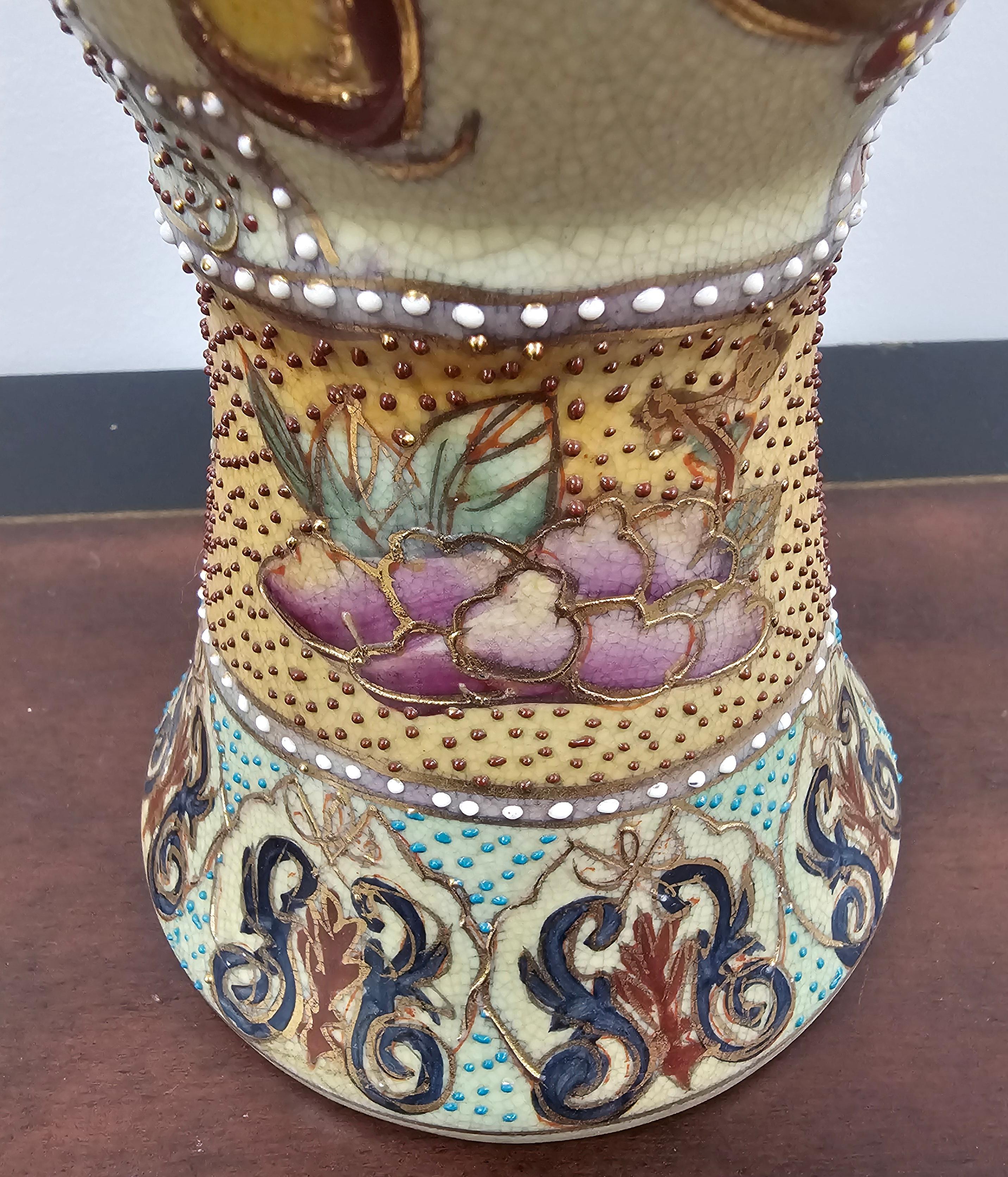 Émaillé Vase en porcelaine émaillée Meiji Satsuna du XIXe siècle en vente
