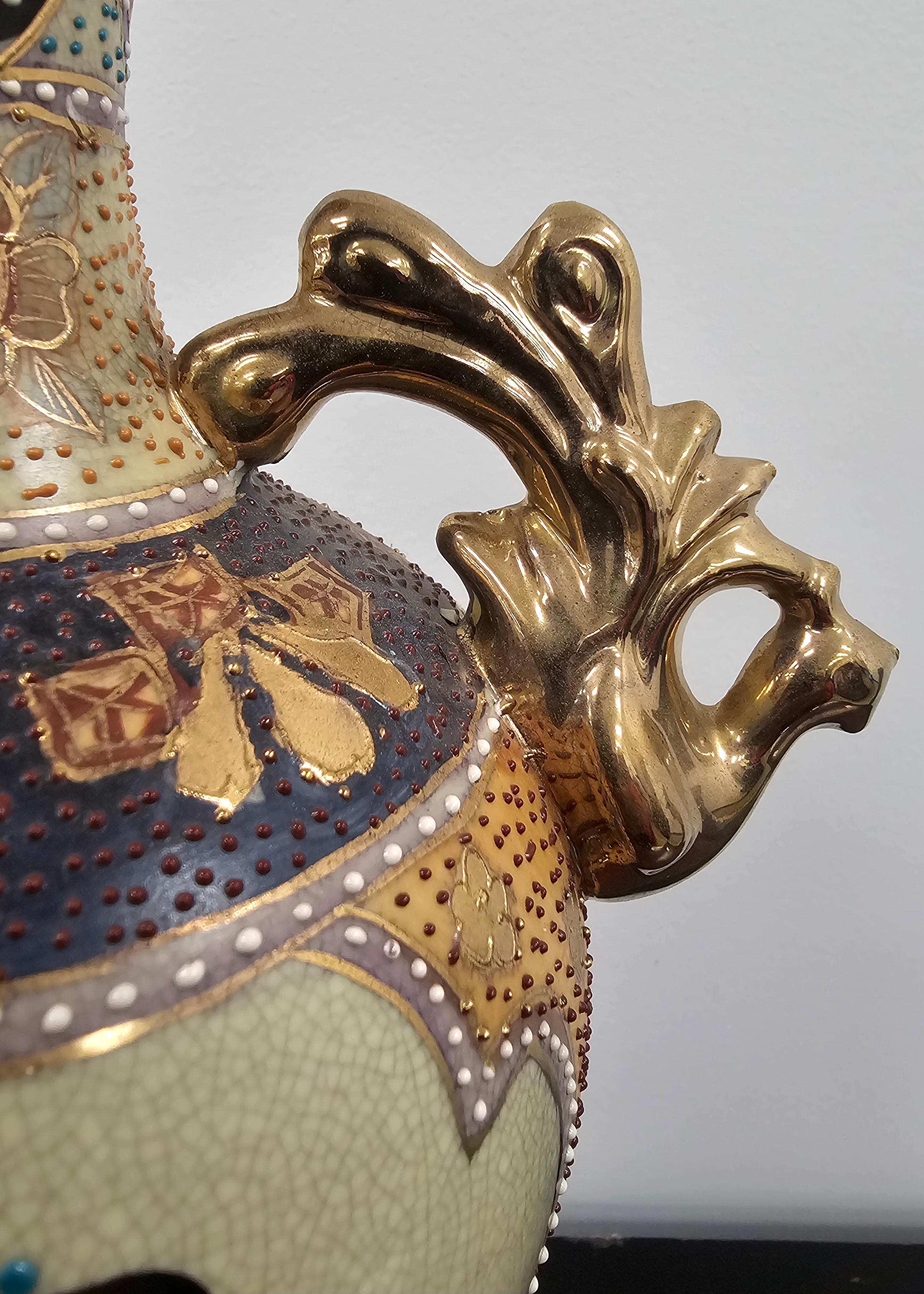 Émail Vase en porcelaine émaillée Meiji Satsuna du XIXe siècle en vente