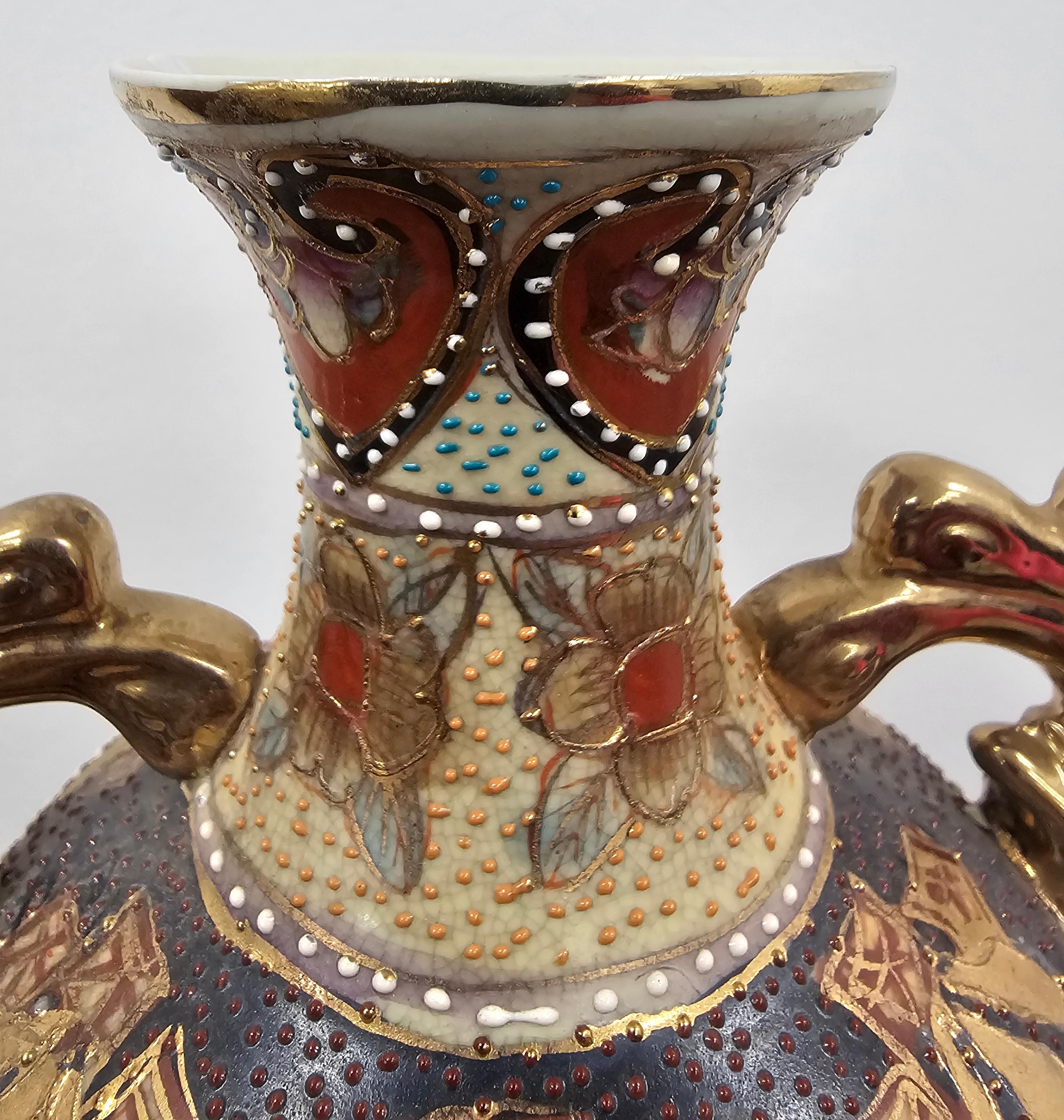 Vase en porcelaine émaillée Meiji Satsuna du XIXe siècle en vente 1