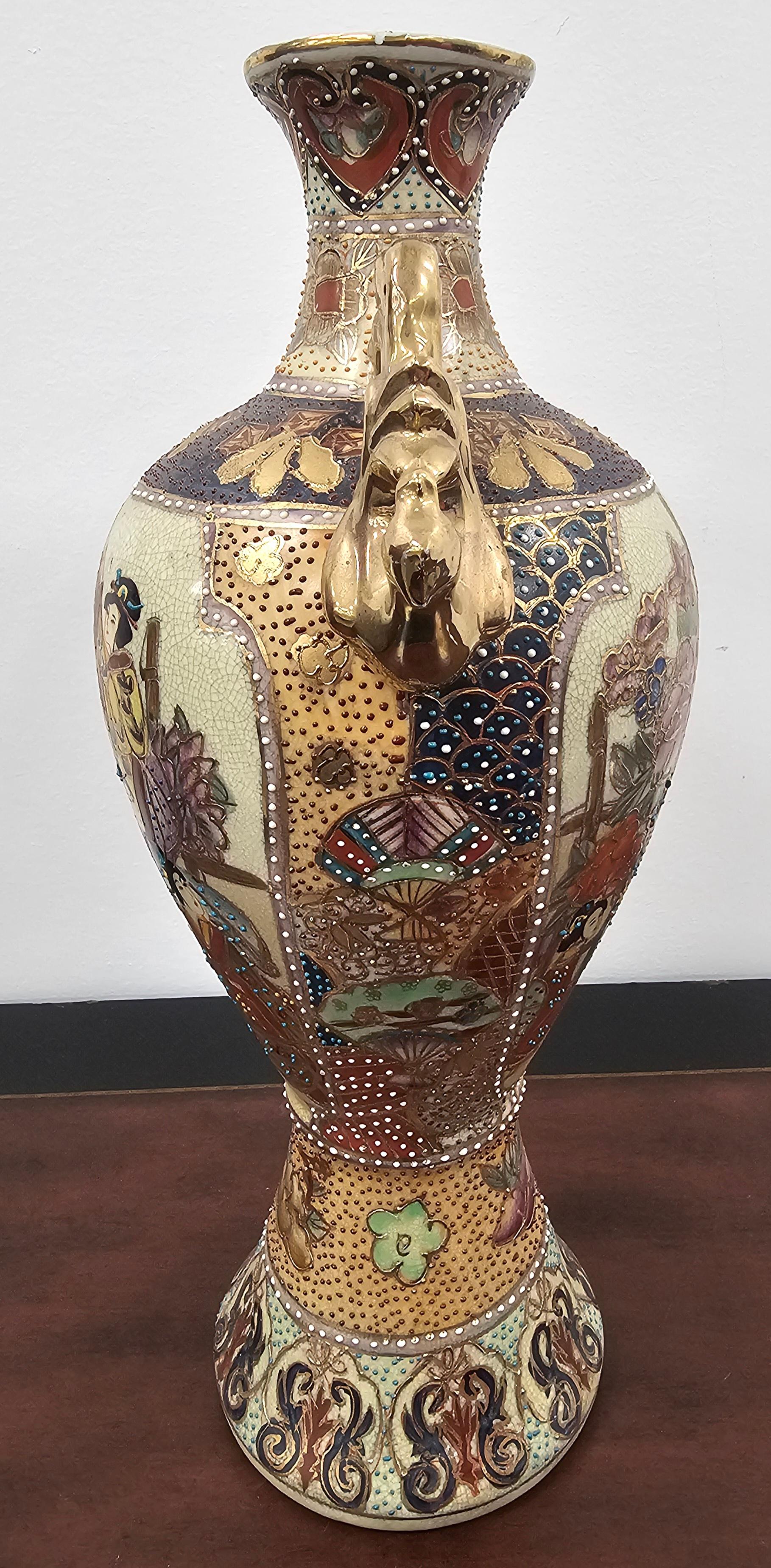 Vase en porcelaine émaillée Meiji Satsuna du XIXe siècle en vente 3