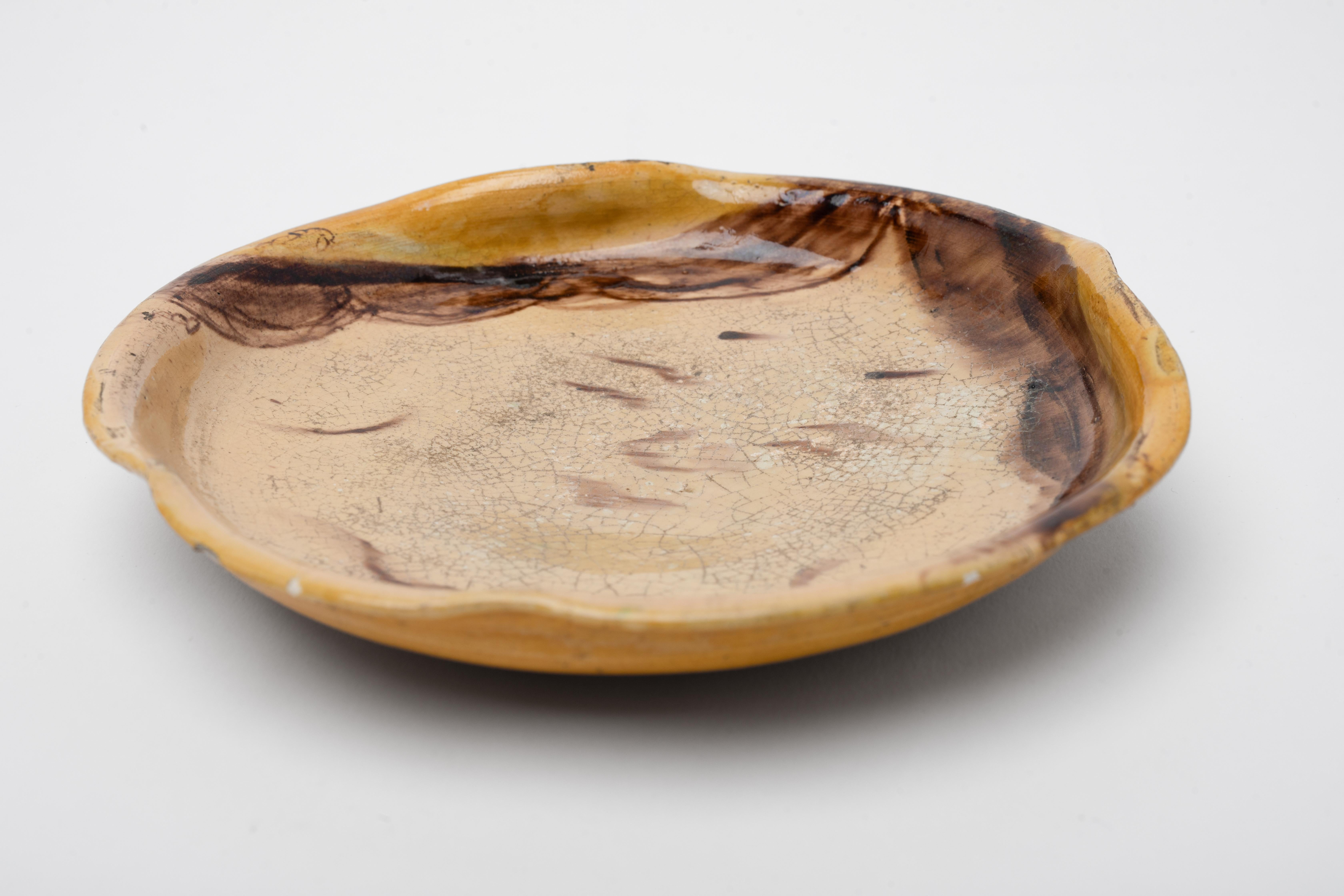 Japanischer Okame (Otafuku)-Keramikteller aus dem 19. Jahrhundert im Zustand „Starke Gebrauchsspuren“ in Vancouver, BC