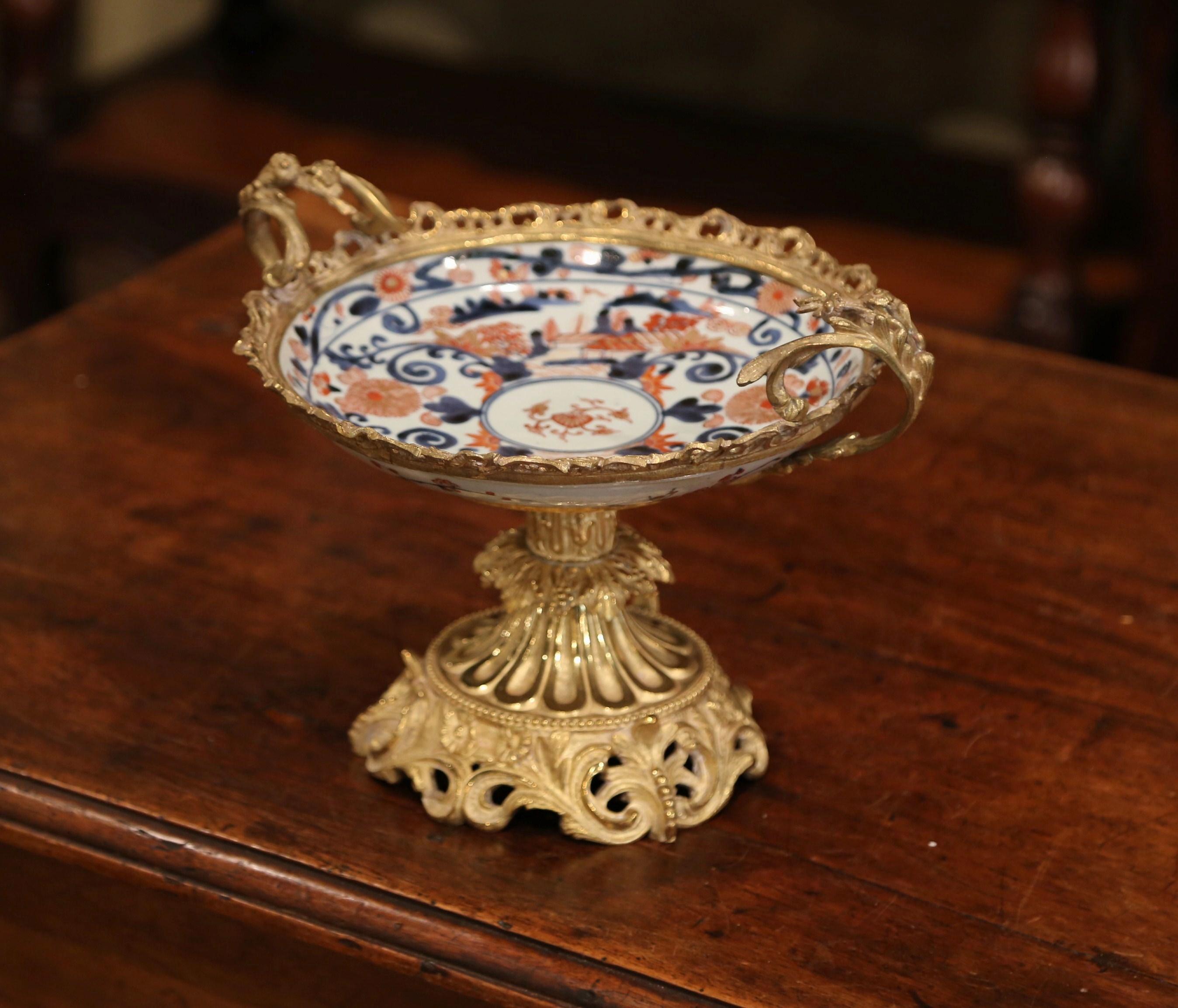 Hand-Painted 19th Century Japanese Painted Imari Shall Bowl on Bronze Dore Stand For Sale