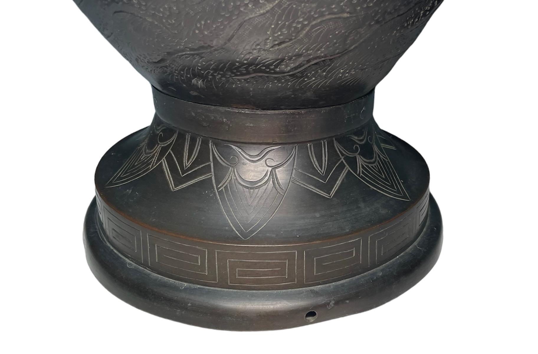 Paire de vases-urnes japonais en bronze du 19ème siècle en vente 2