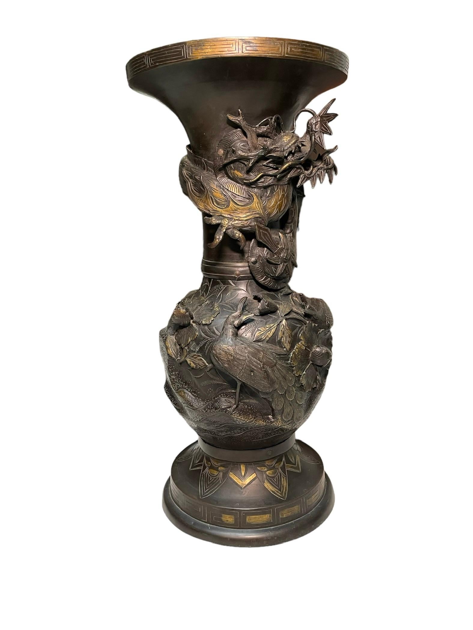 Repoussé Paire de vases-urnes japonais en bronze du 19ème siècle en vente