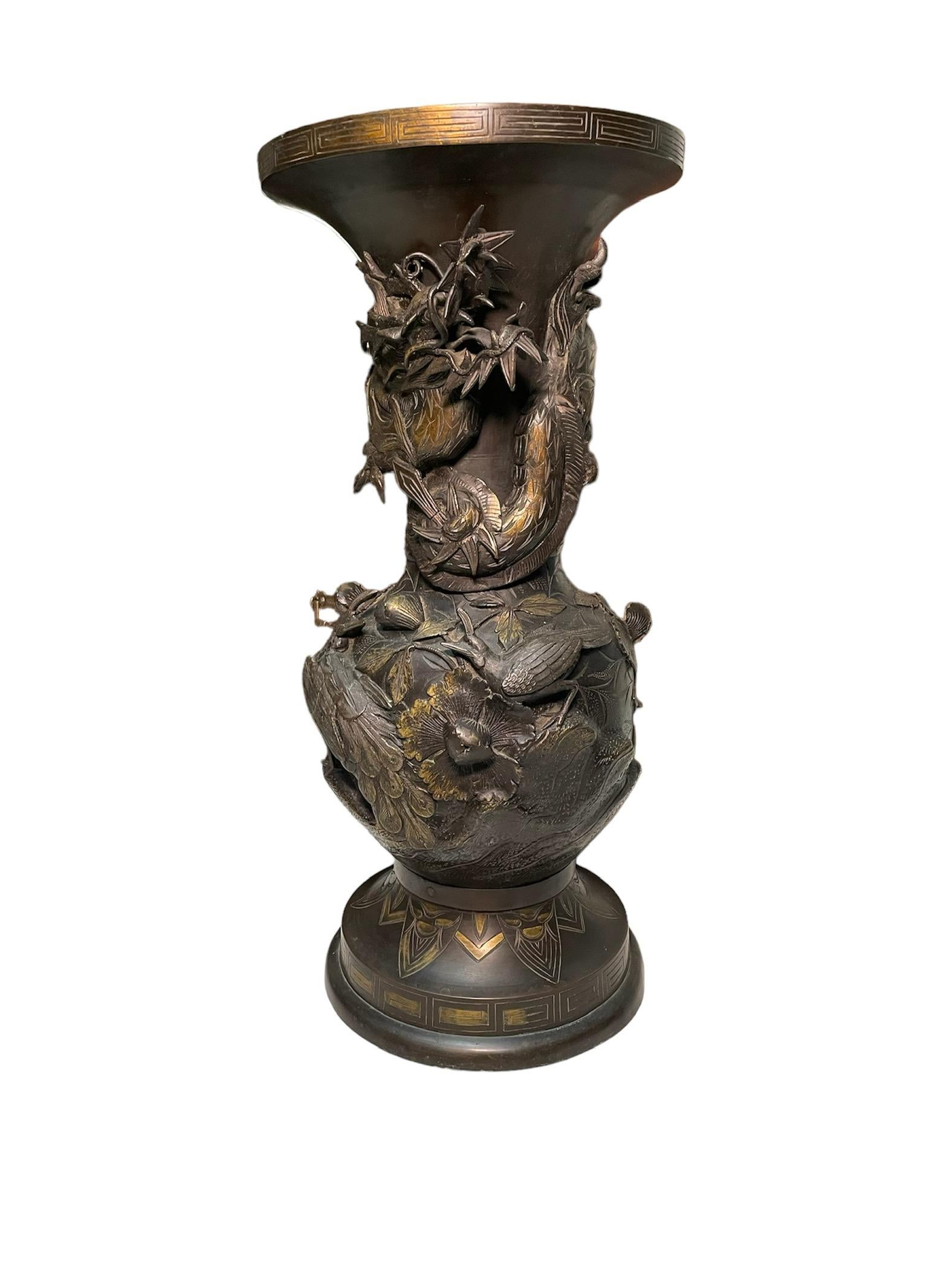 19th Century Japanese Pair of Bronze Urn Vases For Sale 1