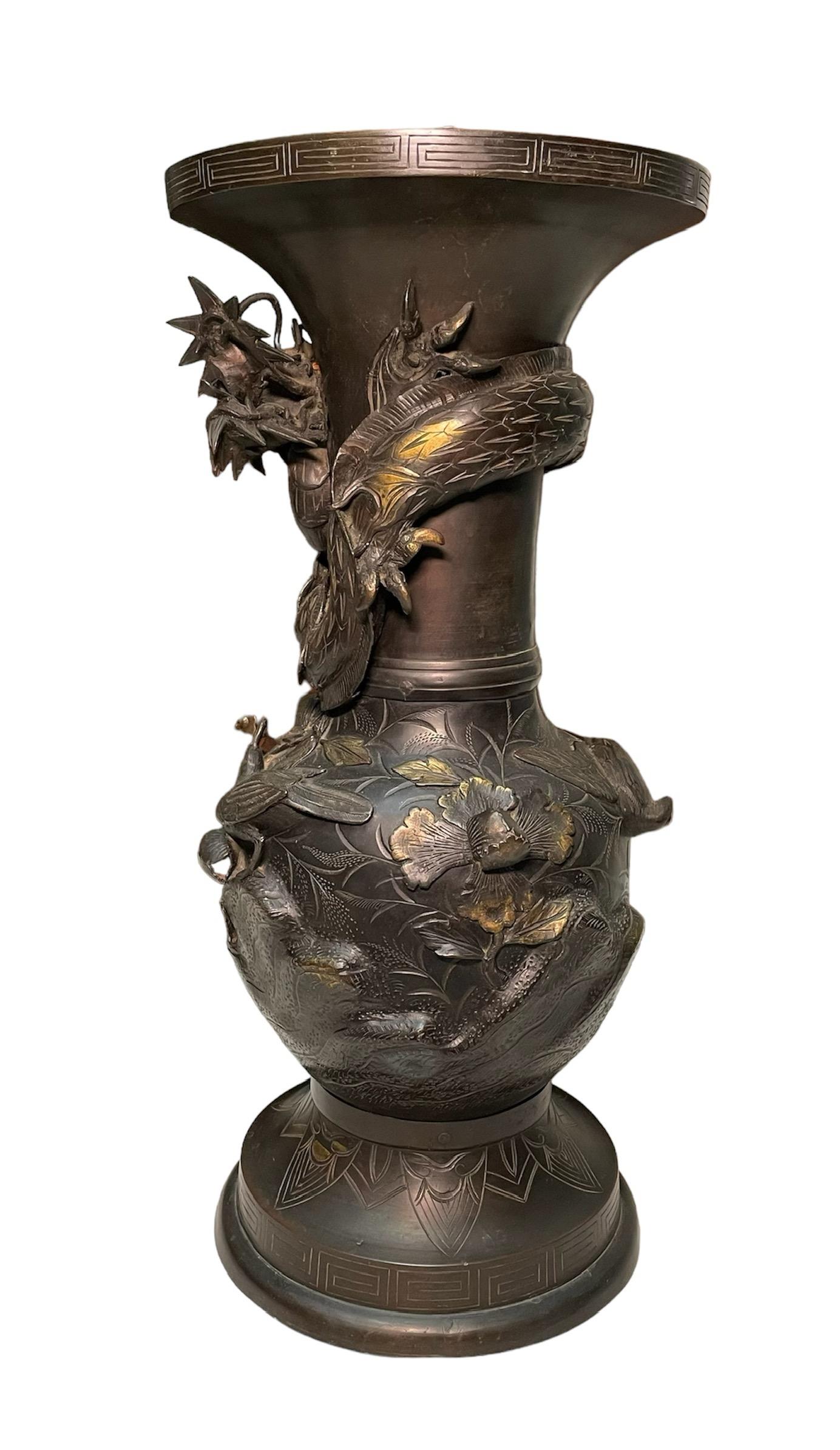 19th Century Japanese Pair of Bronze Urn Vases For Sale 2