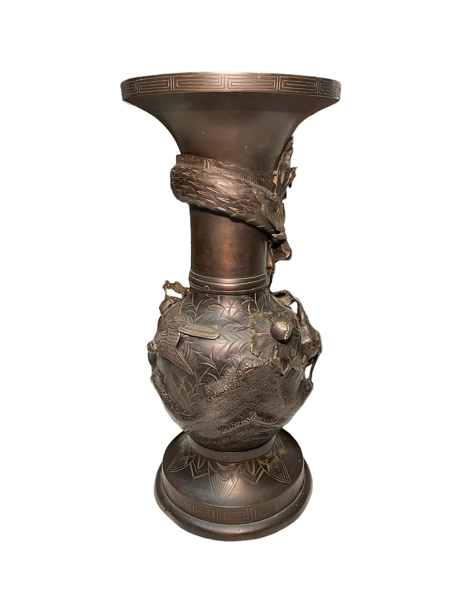 Bronze Paire de vases-urnes japonais en bronze du 19ème siècle en vente
