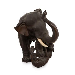 éléphant en bronze patiné japonais du 19e siècle combattant des tigres:: vers 1890