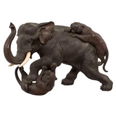 éléphant en bronze patiné japonais du 19e siècle combattant des tigres:: vers 1890