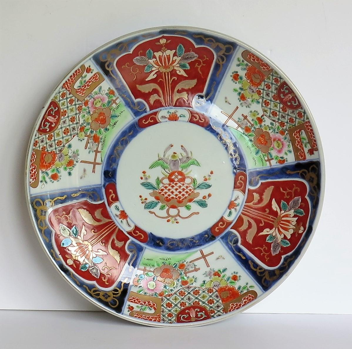 Japanese Porcelain Charger finely Hand Painted, Meiji Period circa 1880 In Good Condition For Sale In Lincoln, Lincolnshire