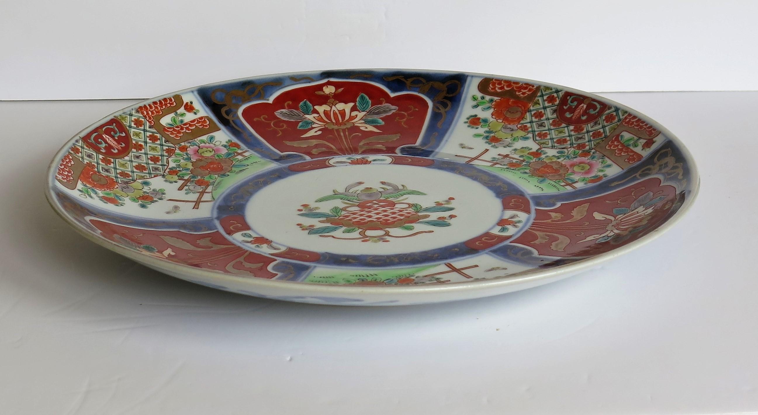 Japanese Porcelain Charger finely Hand Painted, Meiji Period circa 1880 For Sale 2