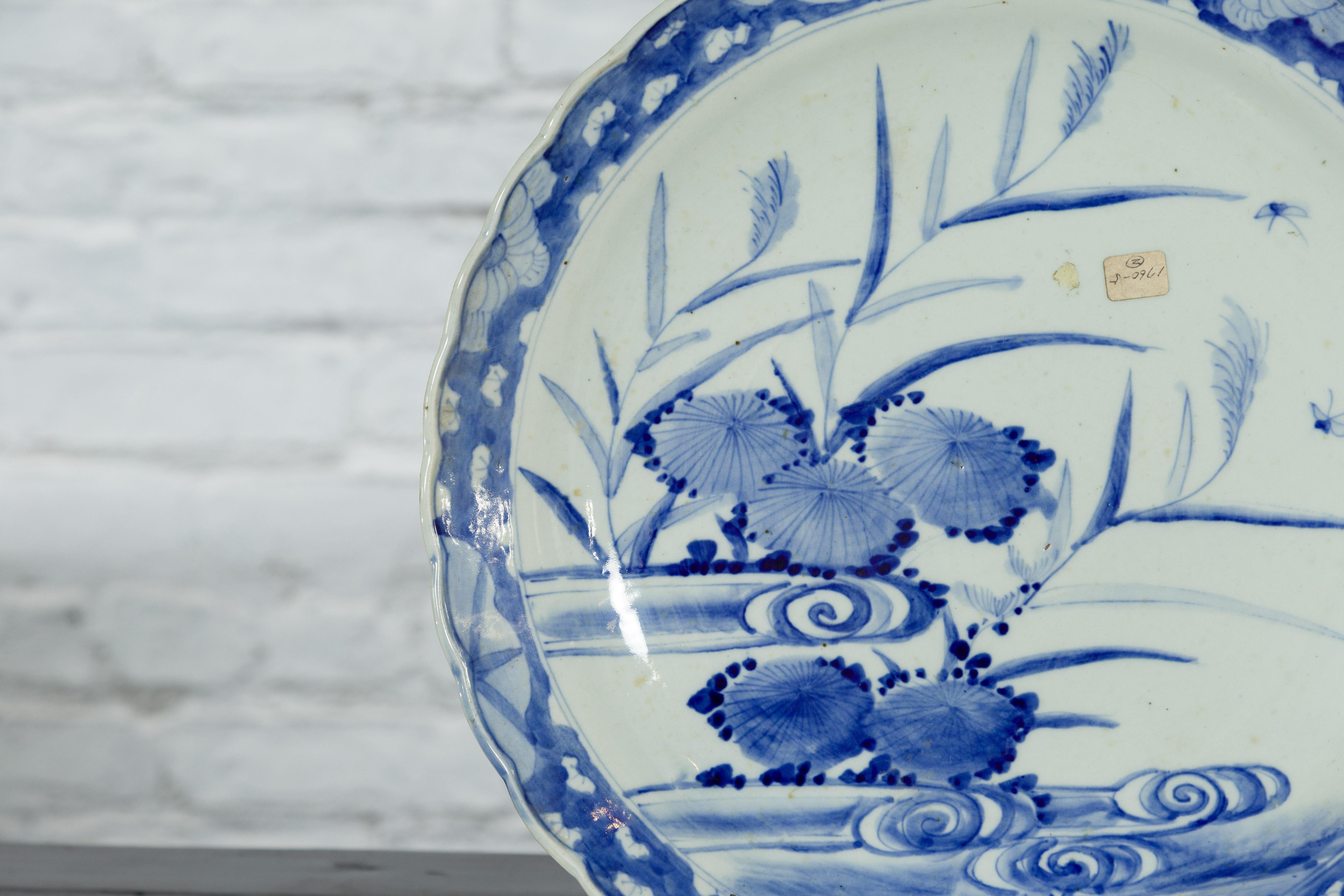 19th Century Japanese Porcelain Imari Plate with Painted Blue and White Décor For Sale 5