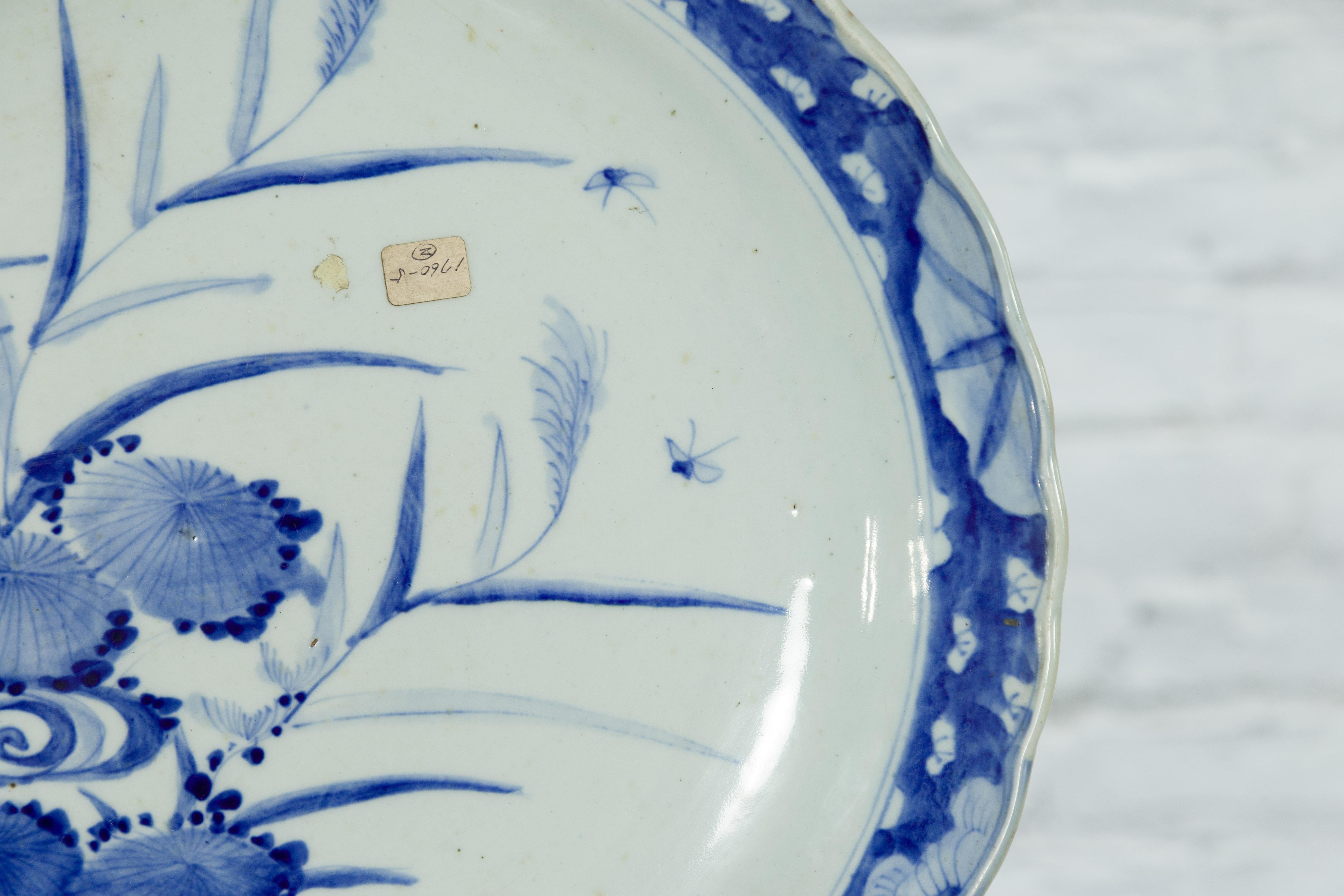 19th Century Japanese Porcelain Imari Plate with Painted Blue and White Décor For Sale 7