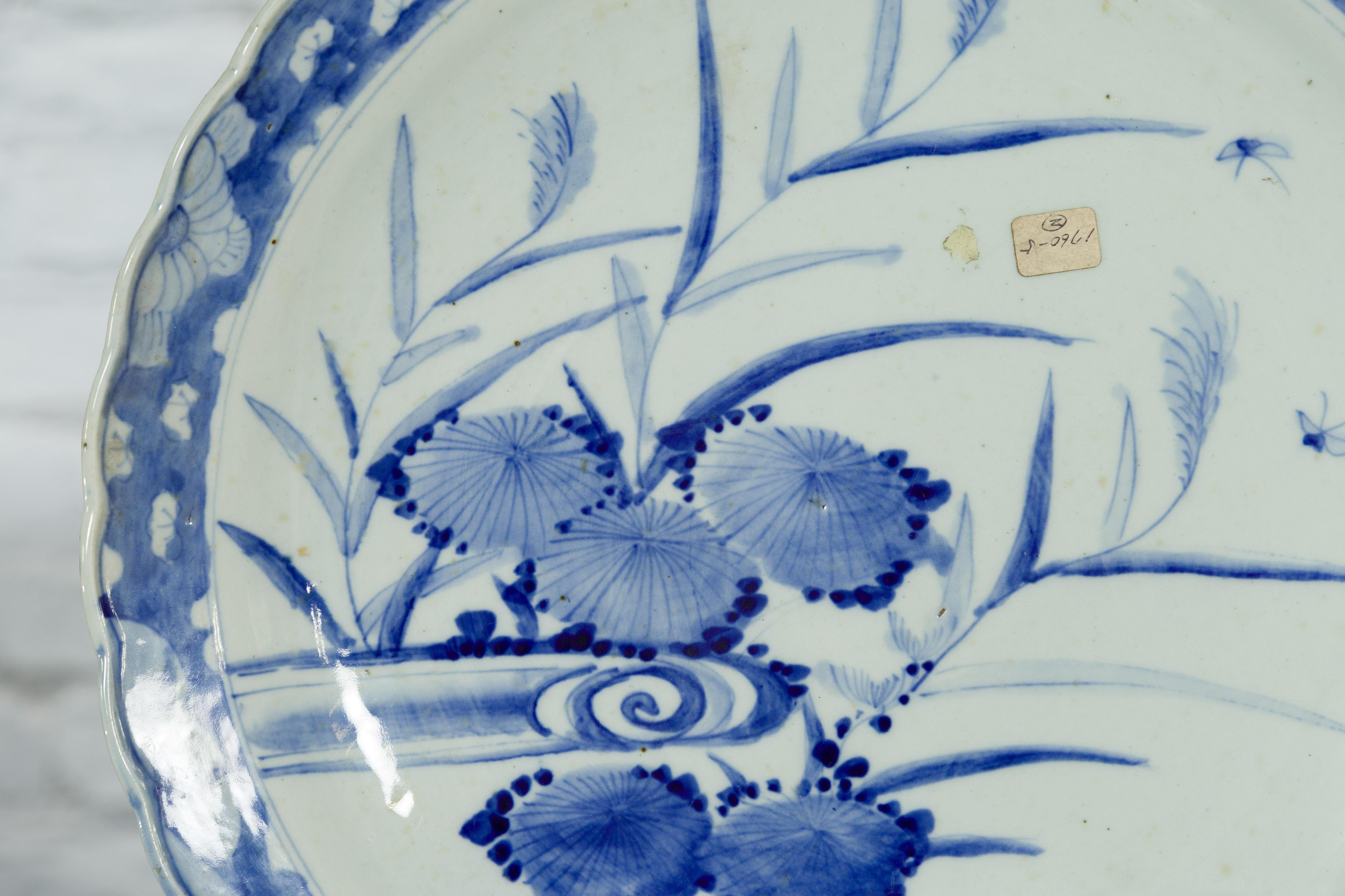 19th Century Japanese Porcelain Imari Plate with Painted Blue and White Décor For Sale 9