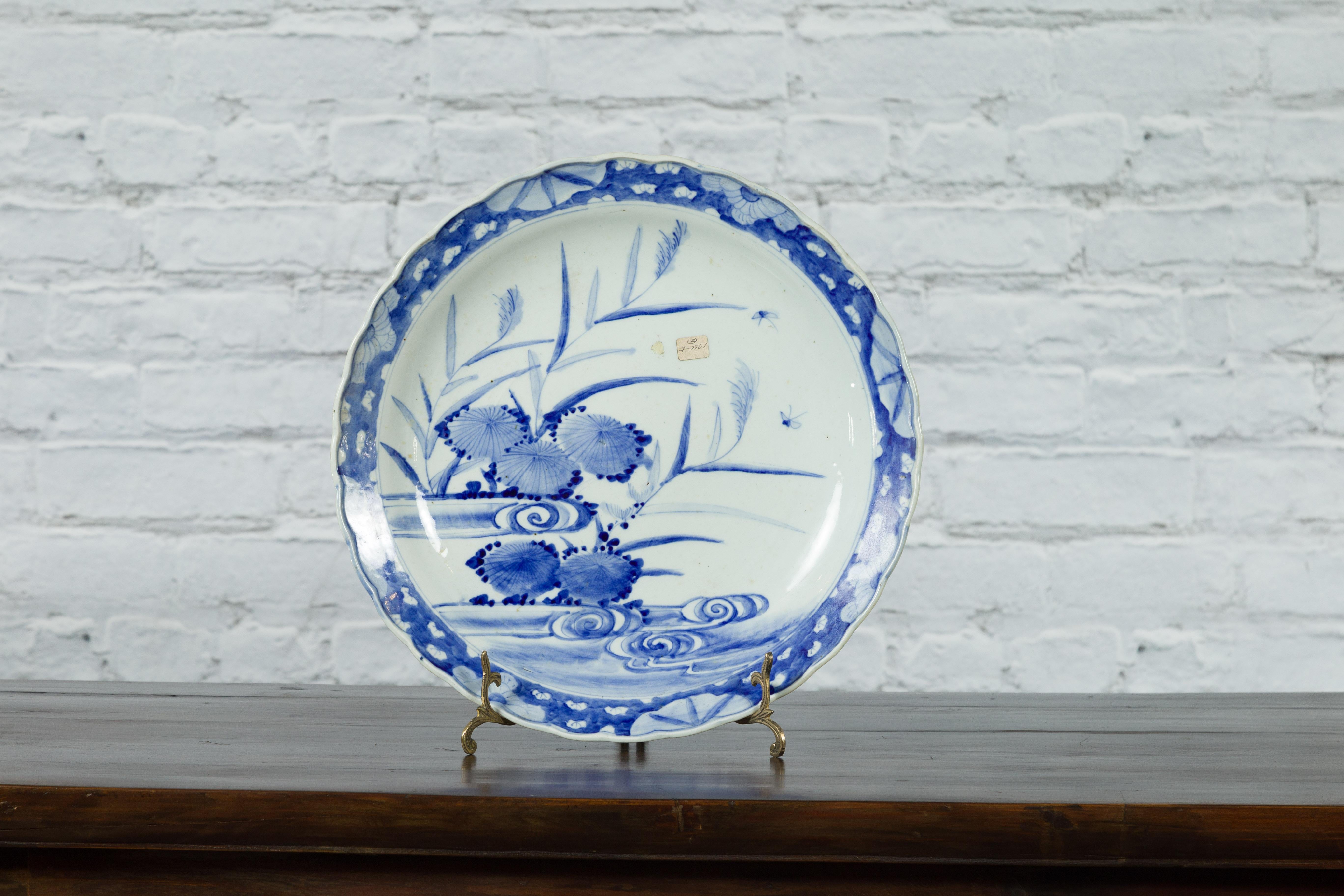Japanischer Imari-Porzellanteller aus dem 19. Jahrhundert mit handgemaltem blau-weißem Dekor aus Blumen, Blättern und Schmetterlingen. Dieser Teller aus Imari-Porzellan, der im 19. Jahrhundert in Japan hergestellt wurde, zeigt ein zartes blau-weißes