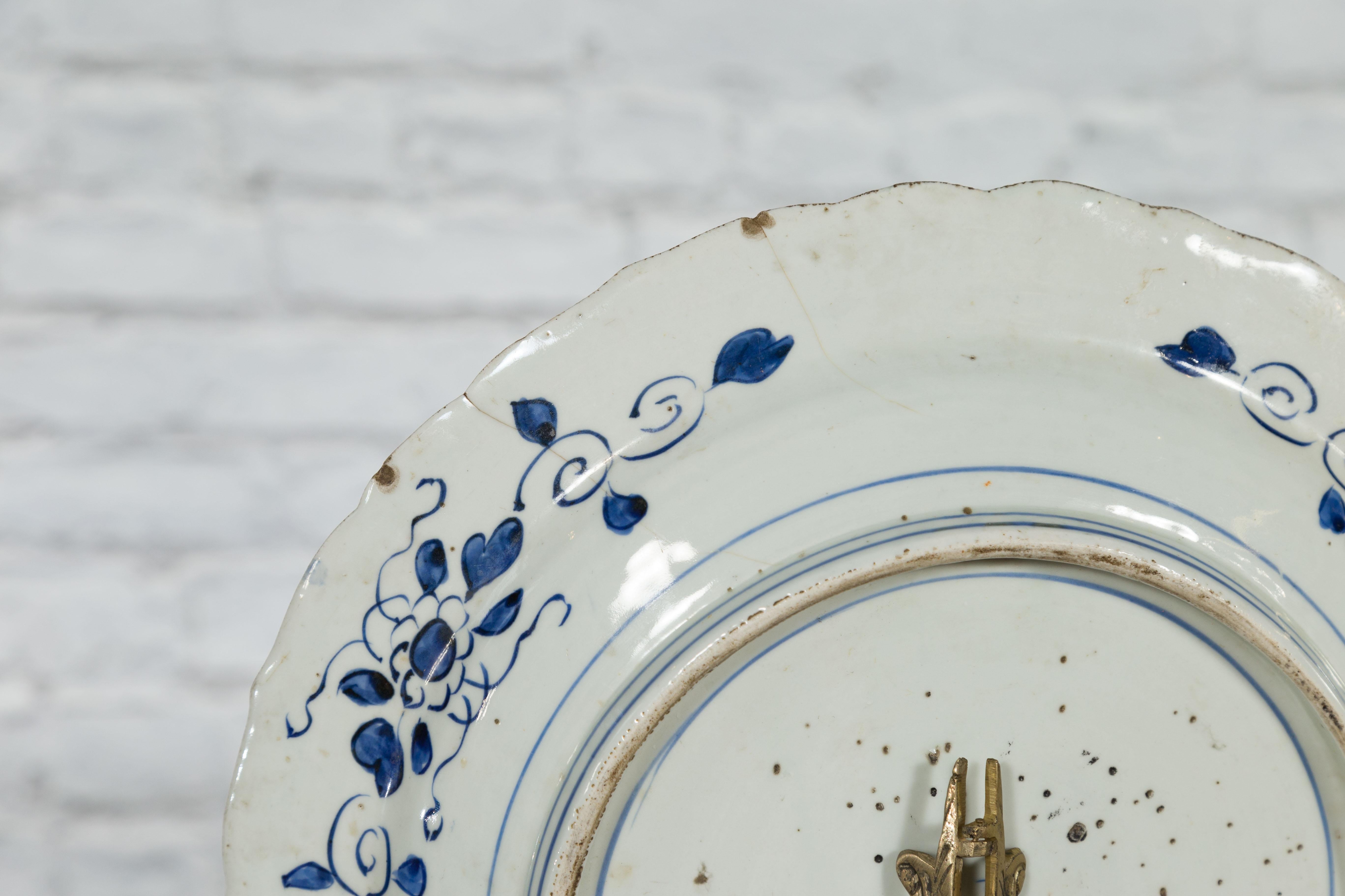 19th Century Japanese Porcelain Imari Plate with Painted Blue and White Décor For Sale 14