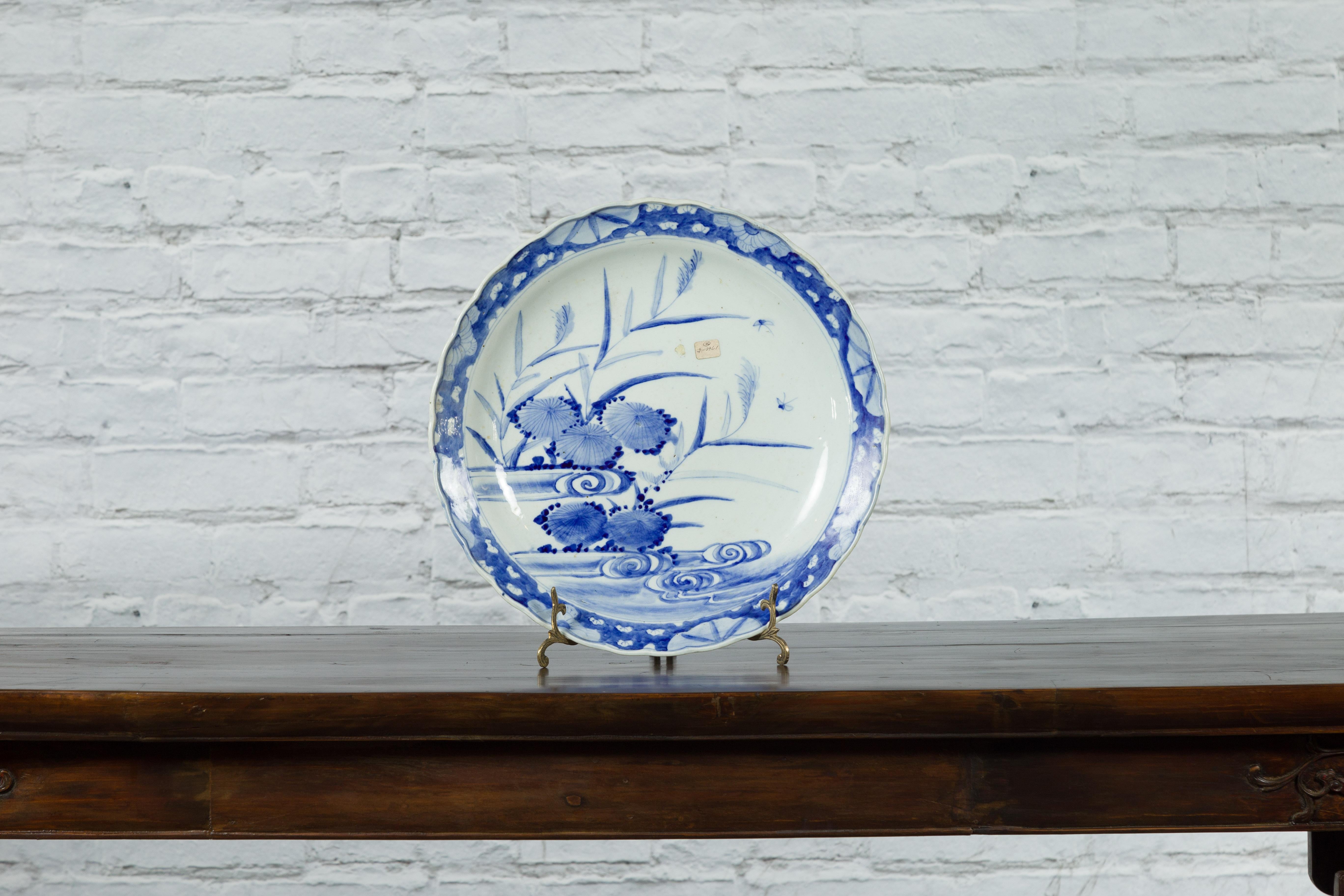 Japonais Assiette Imari Porcelain japonaise du 19e siècle avec décor peint en bleu et blanc en vente