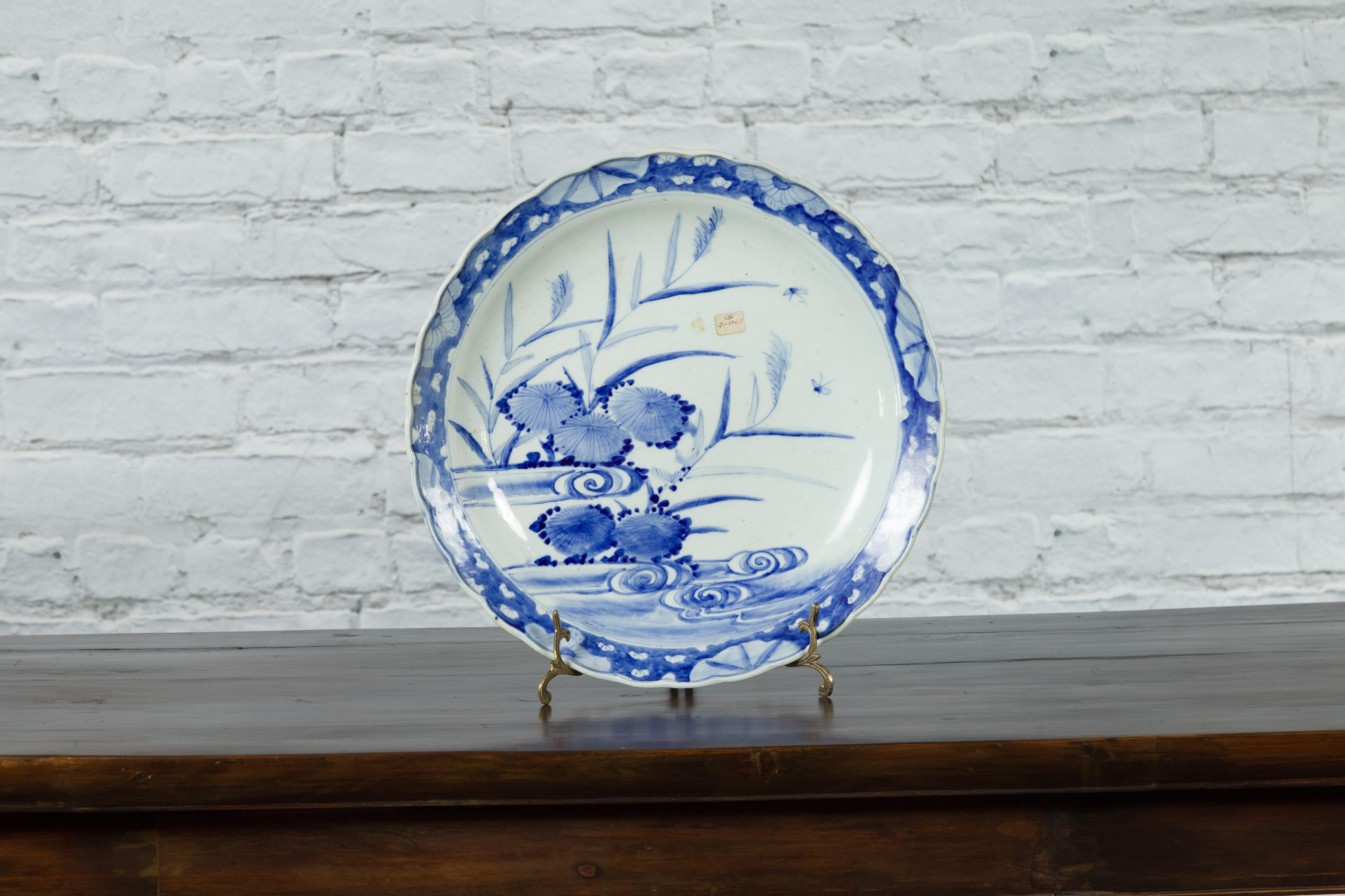 Hand-Painted 19th Century Japanese Porcelain Imari Plate with Painted Blue and White Décor For Sale