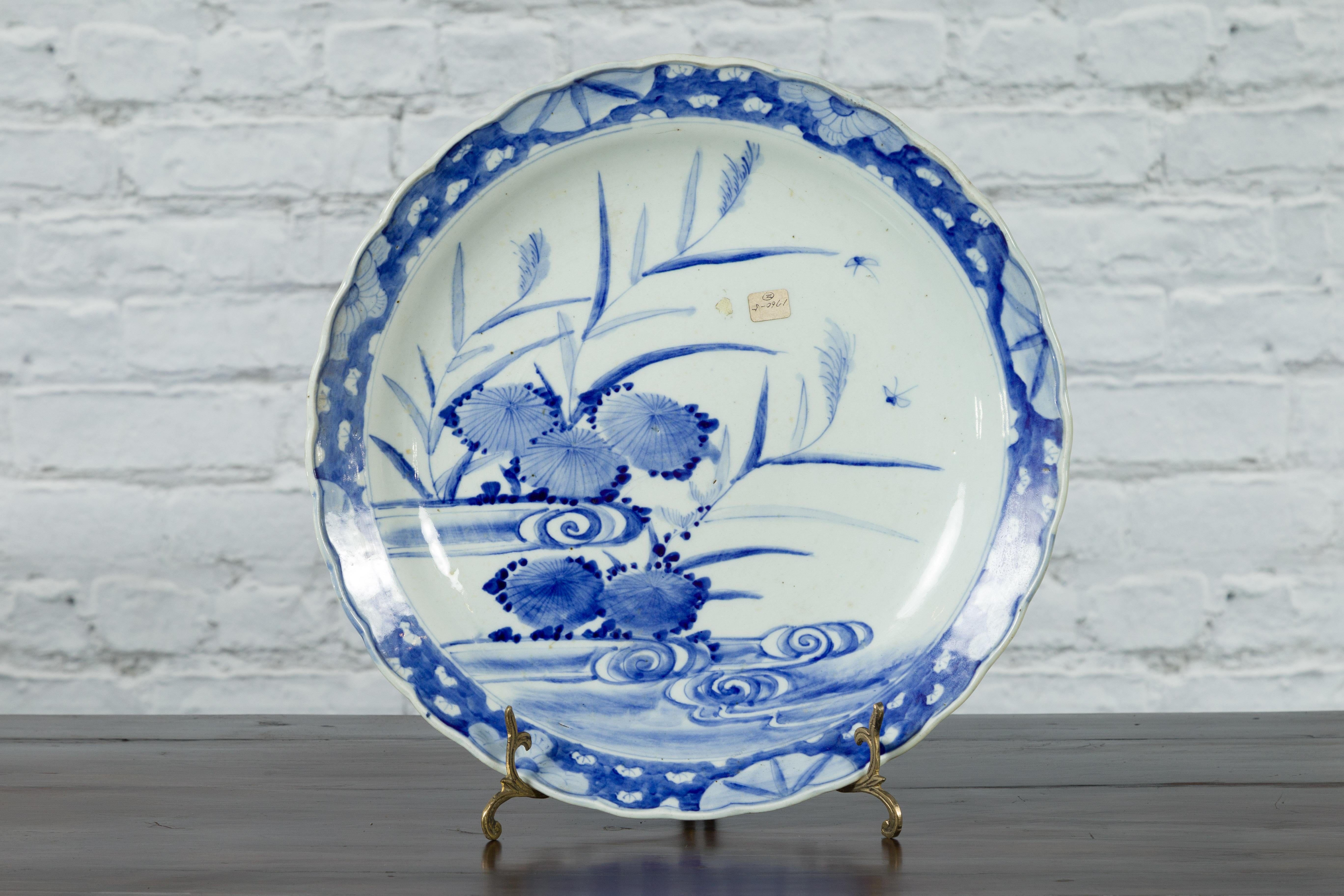 Japanischer Imari-Porzellanteller des 19. Jahrhunderts mit blau-weißer Bemalung im Angebot 1