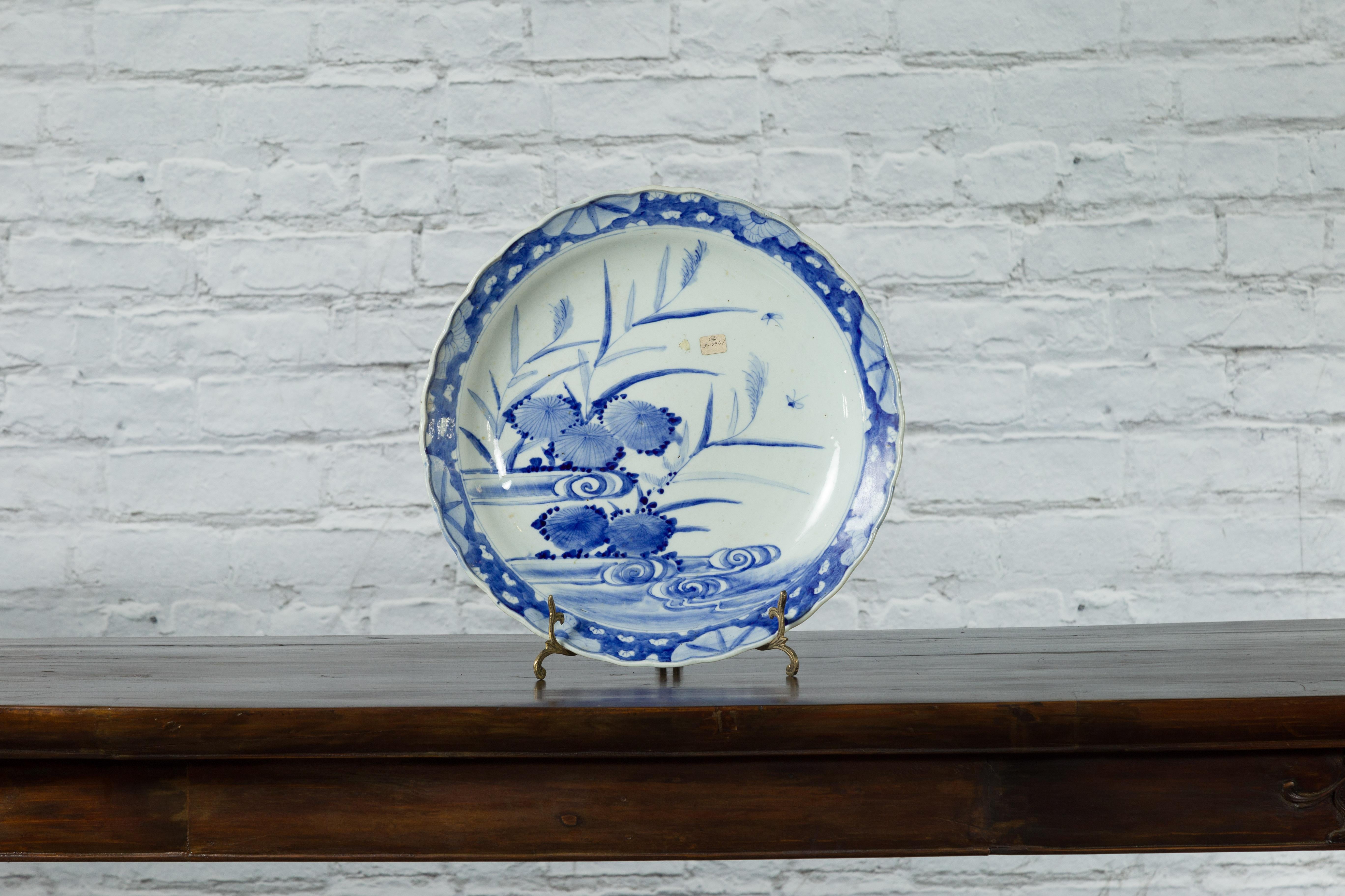 19th Century Japanese Porcelain Imari Plate with Painted Blue and White Décor For Sale 1