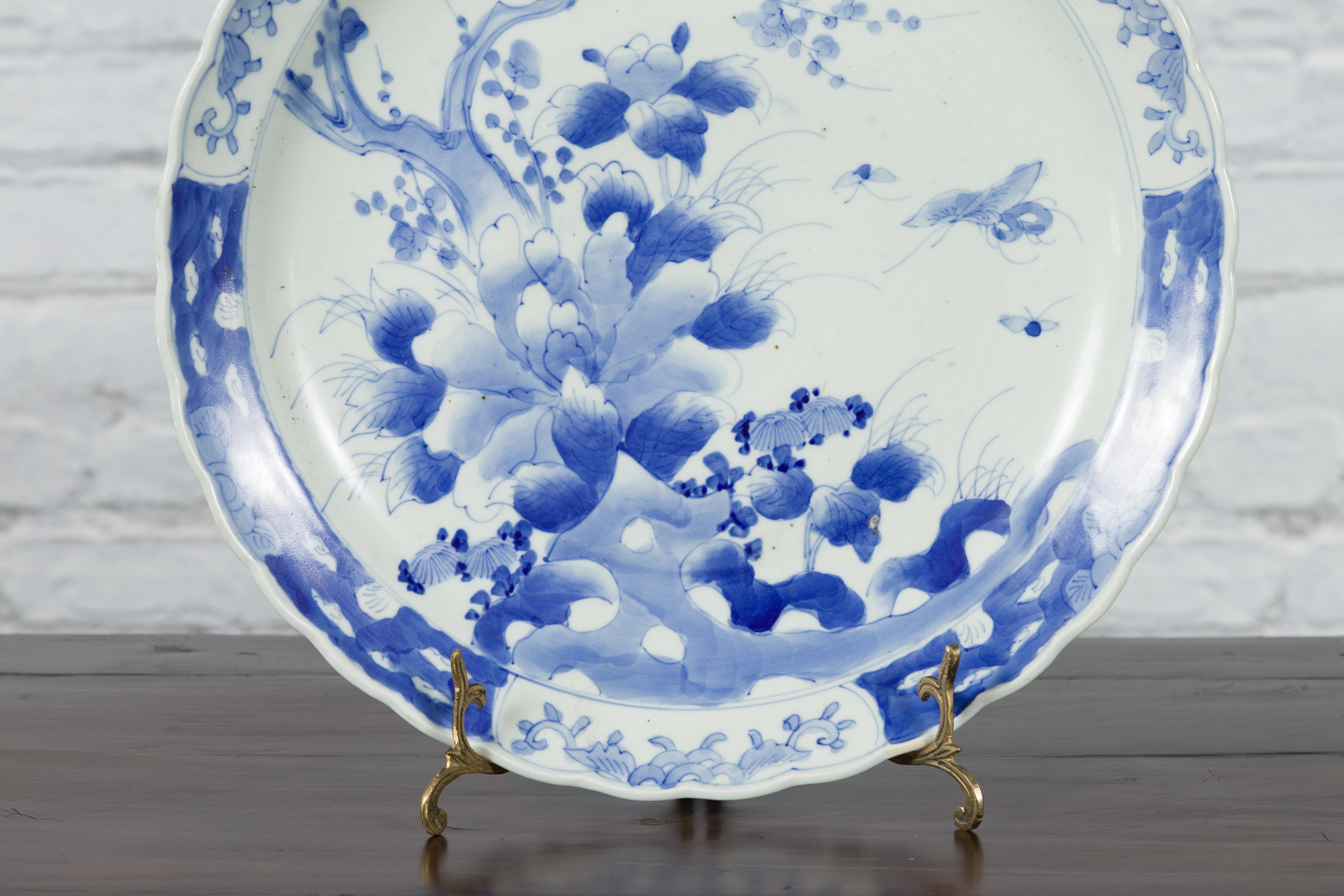 19th Century Japanese Porcelain Imari Plate with Painted Blue and White Décor For Sale 1