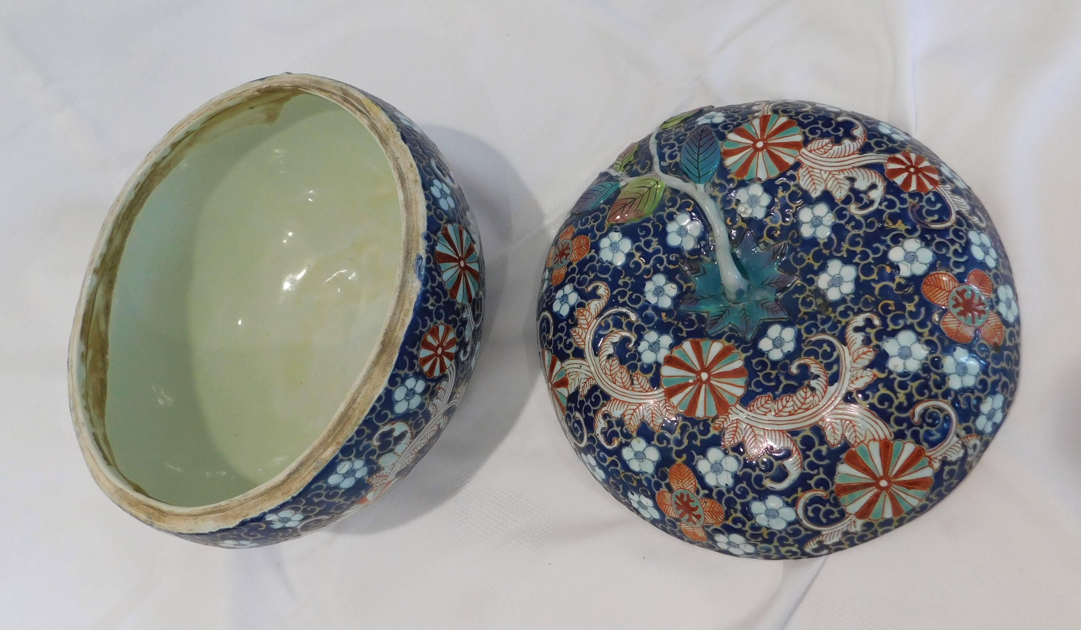 19th Century Japanese Porcelain Lidded Floral Bowl In Excellent Condition In Hamilton, Ontario