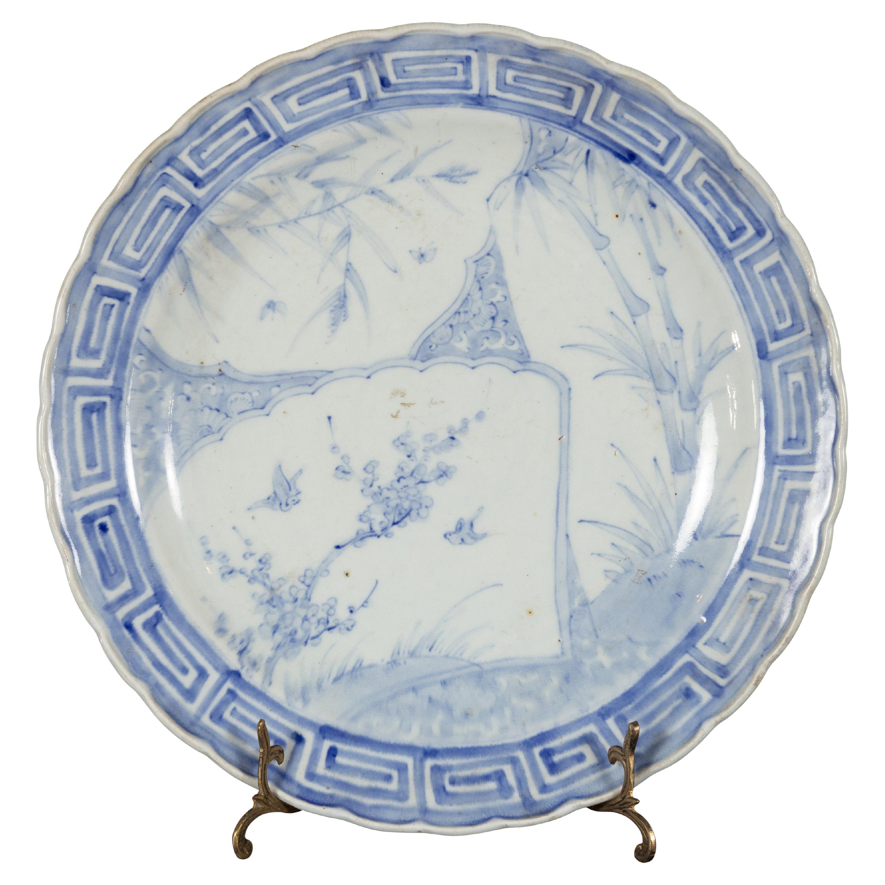 Assiette en porcelaine japonaise du 19ème siècle avec motifs d'oiseaux bleus et blancs et de bambou