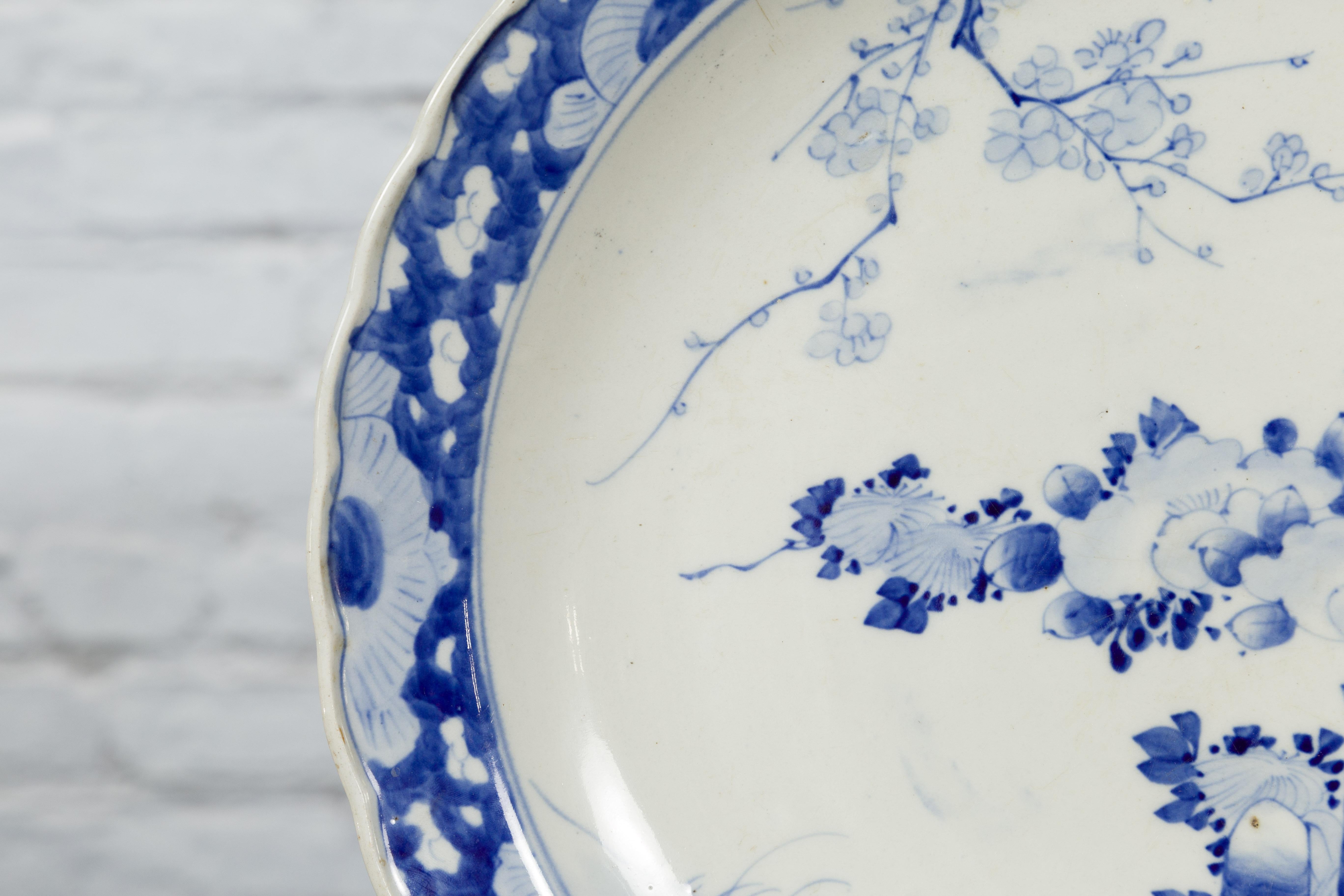 19th Century Japanese Porcelain Plate with Hand-Painted Blue and White Décor For Sale 6