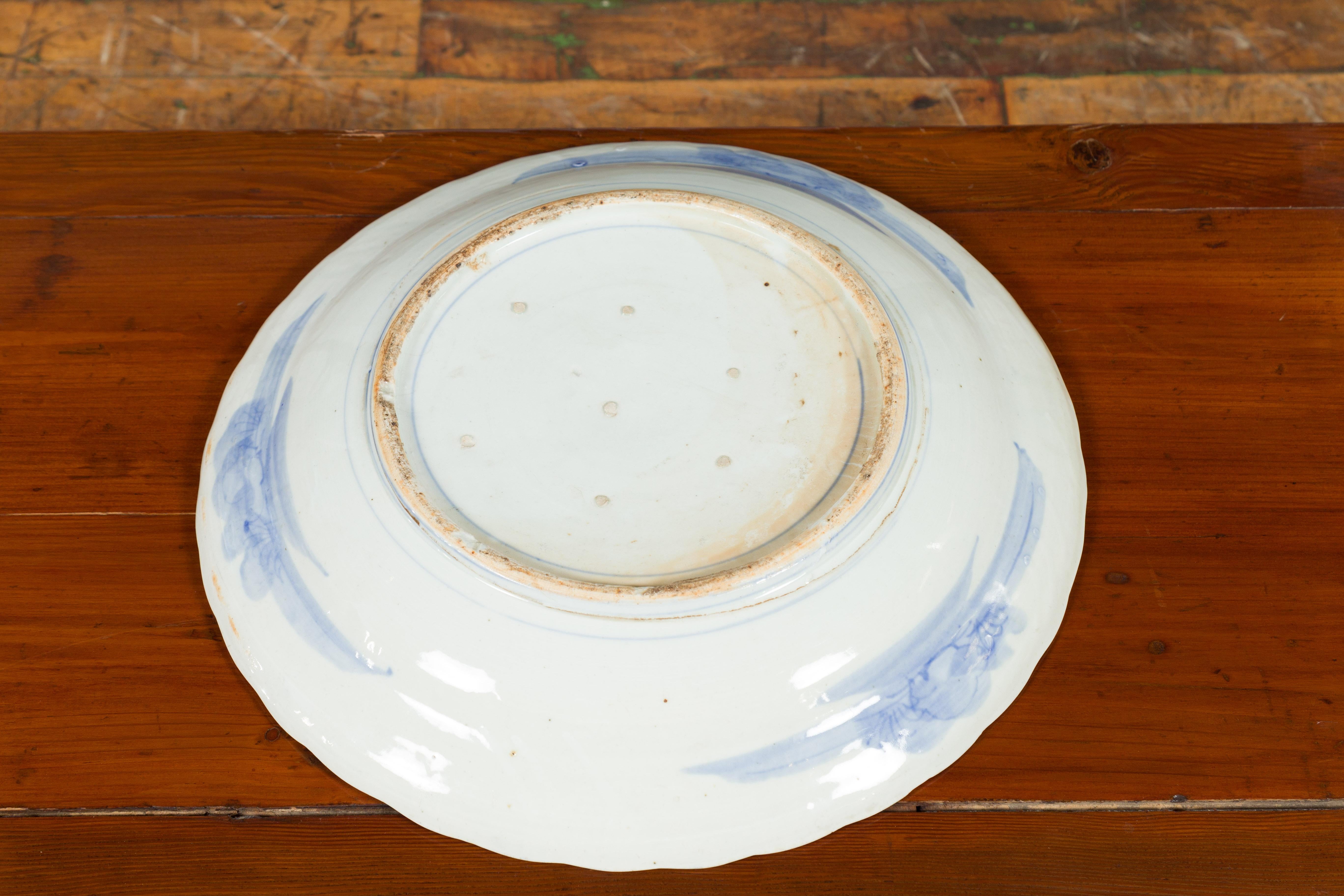 19th Century Japanese Porcelain Plate with Hand-Painted Blue and White Décor For Sale 10