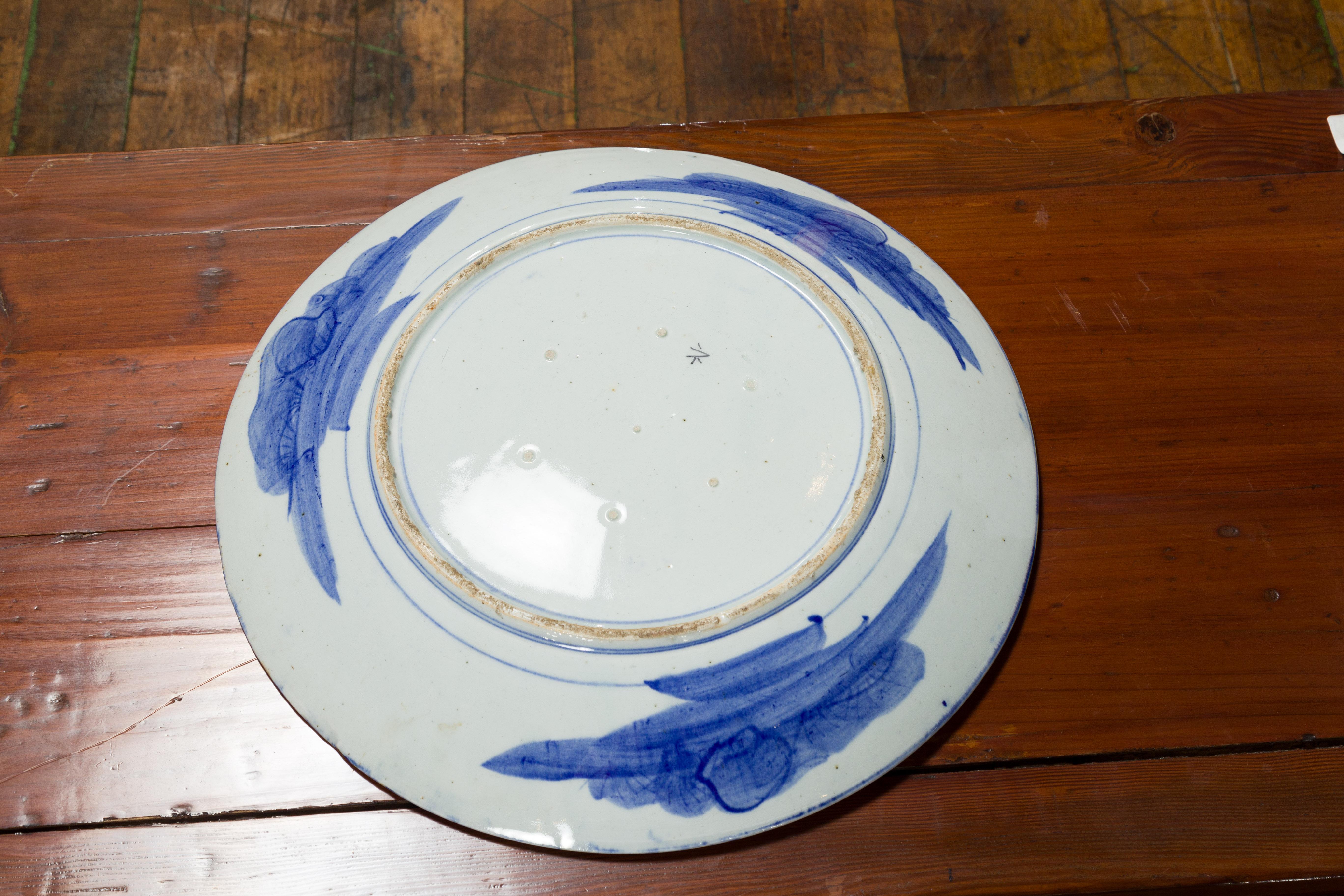 19th Century Japanese Porcelain Plate with Hand-Painted Blue and White Décor For Sale 7